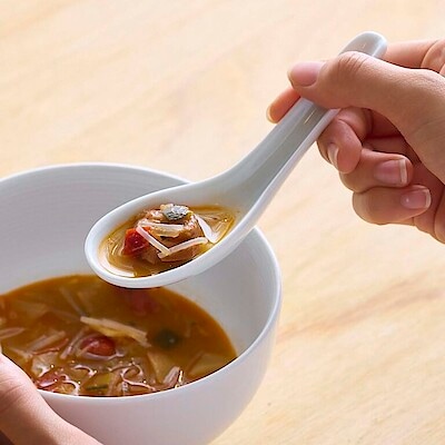 つるんとした口当たり。白磁 レンゲ