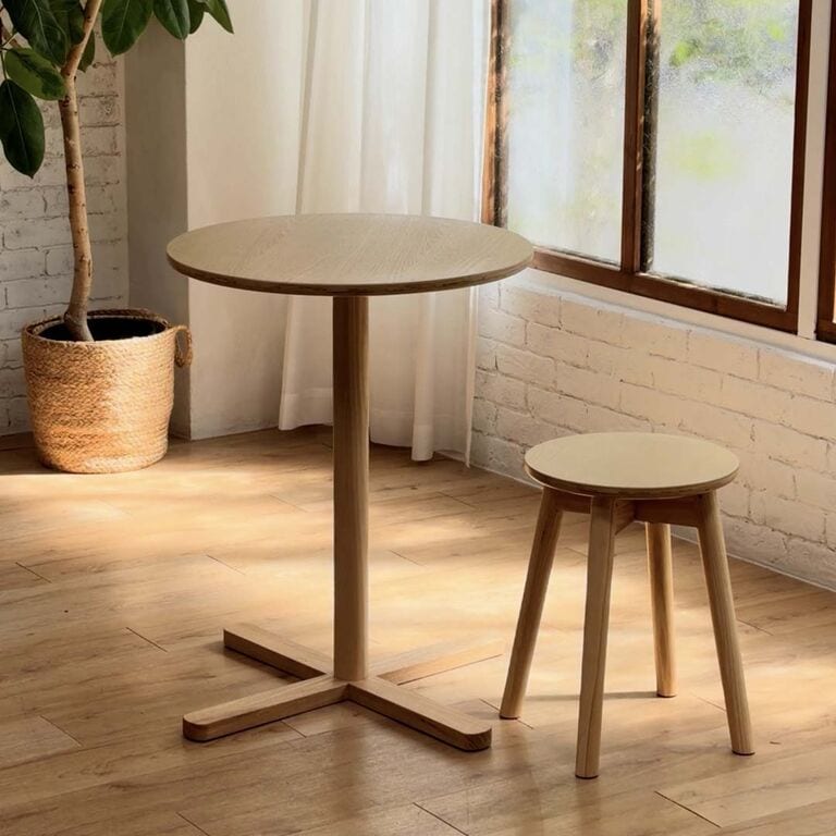 組み立てかんたん。小さな木製のテーブルとスツール