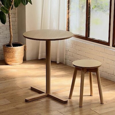 組み立てかんたん。小さな木製のテーブルとスツール