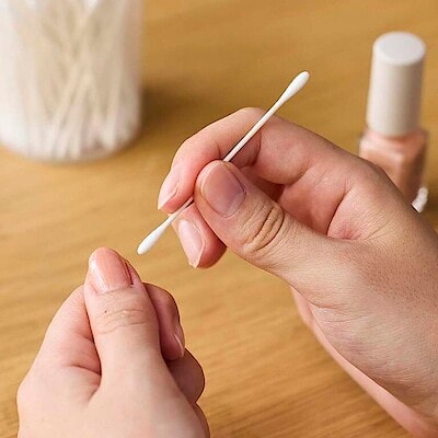 先へ届き、きれいに拭える。細軸 綿棒