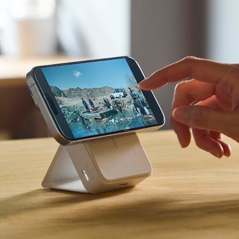 スタンドにもなる。モバイルバッテリー