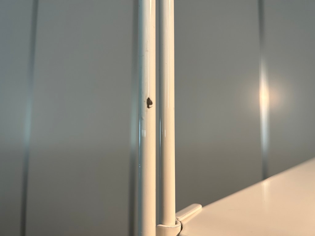 スチールユニットシェルフ枠についた打痕