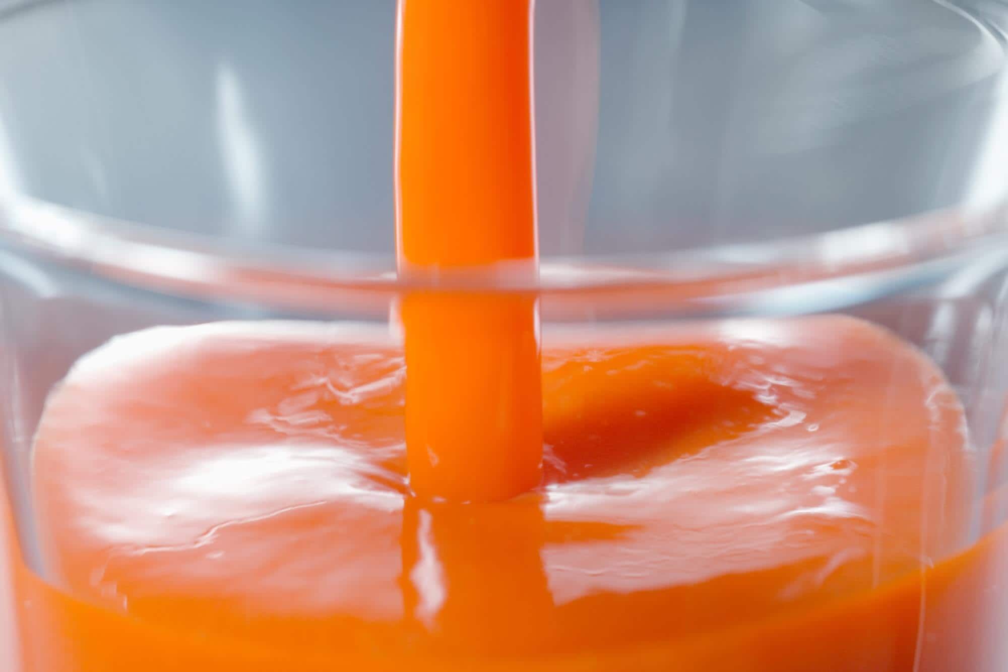 コップに入った野菜ジュース