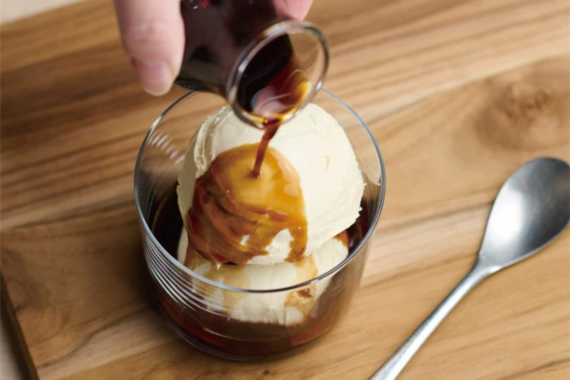 アイスにカフェオレベースに注いでる画像