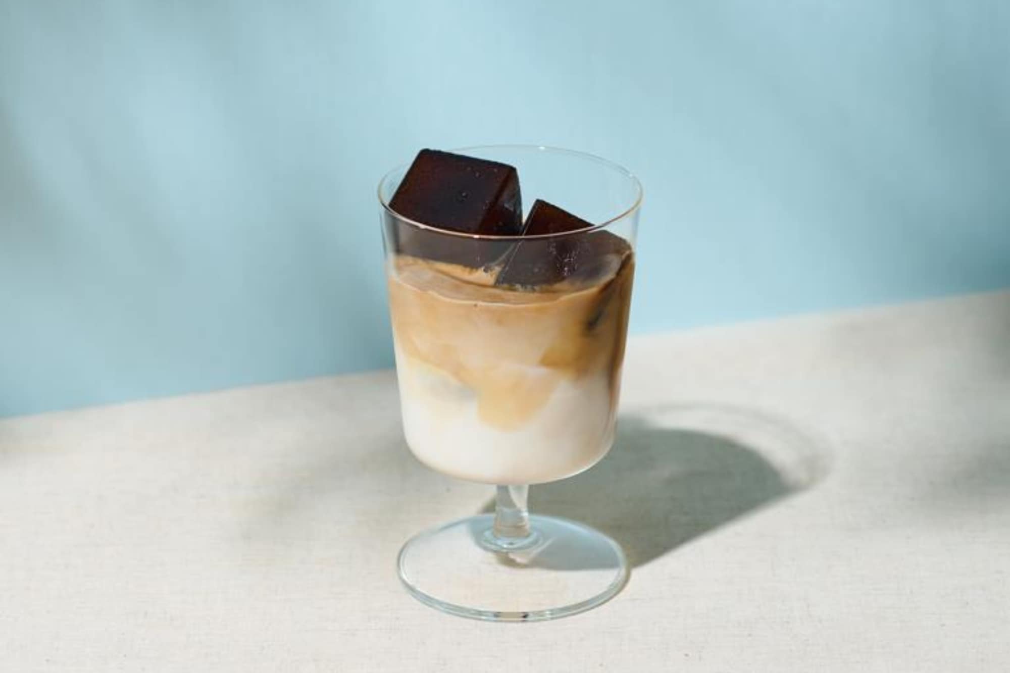 凍らせたカフェオレベースにミルクを注いだ画像