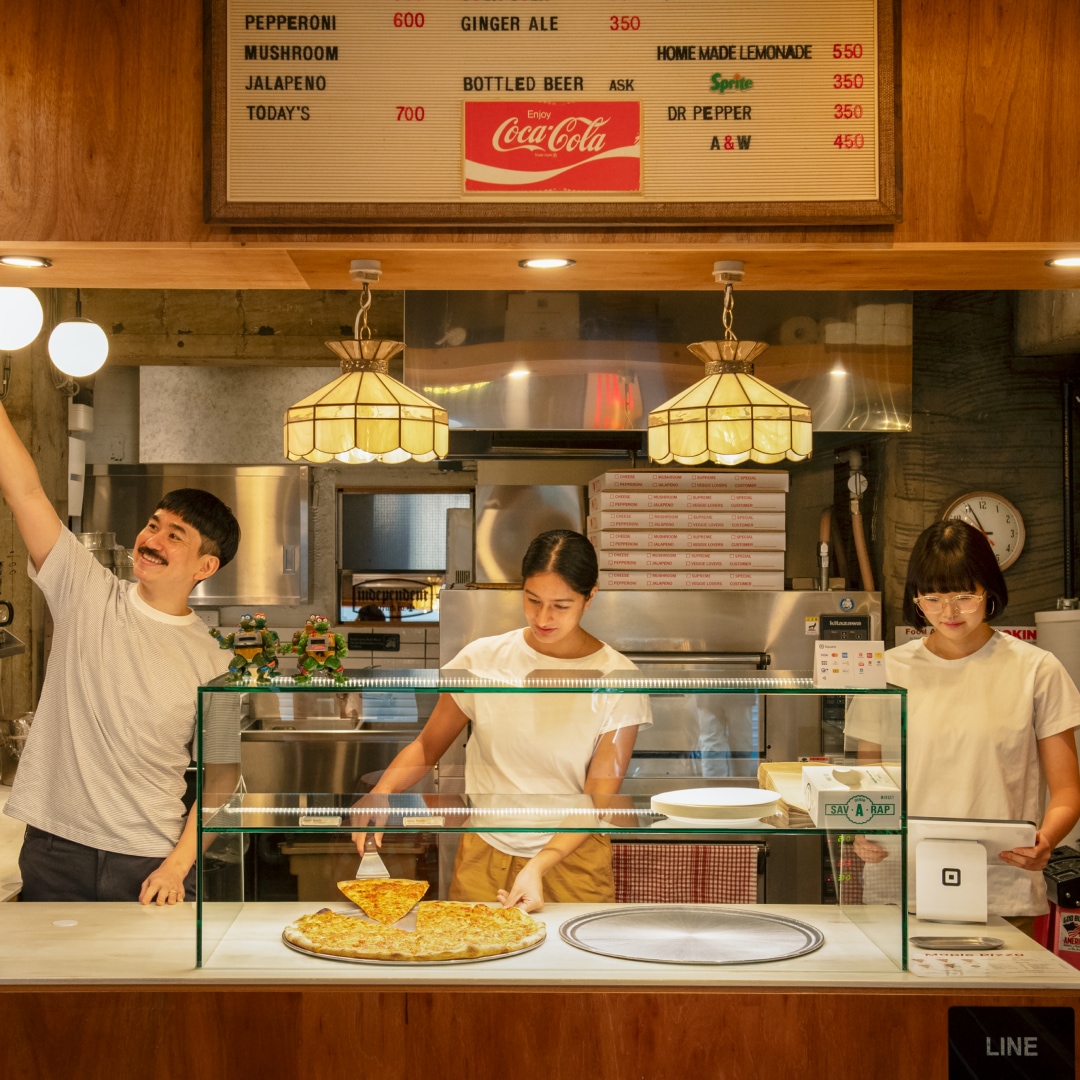 Tシャツを着用した人々