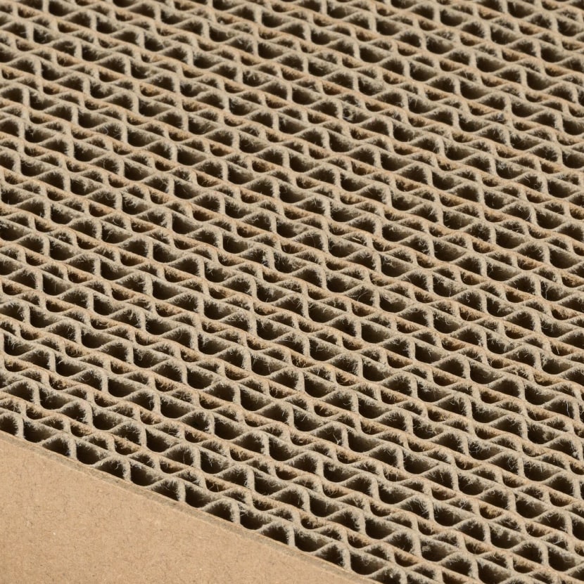 固め2層段ボール構造 お掃除しやすいトレー付き 2.8mmと3.9mmのコアを交互に積層し、削りカスを軽減。紙製トレーがこぼれた粉を受け止めるため、床に散らばりにくく、お掃除も簡単です。