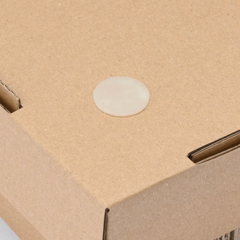 滑り止めEVAシート付トレー トレーの底面にはEVAゴムを貼り付け、フローリングでも滑りにくい仕様に。勢いよくでもずれにくく、家具や床を傷つけにくい設計です。