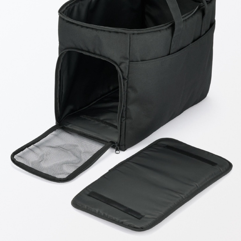 5kgまでしっかり支える底面強化設計　厚さ10mmの底板とウレタンフォームを組み合わせることで、沈み込みを防ぎ、安定した姿勢をサポート。