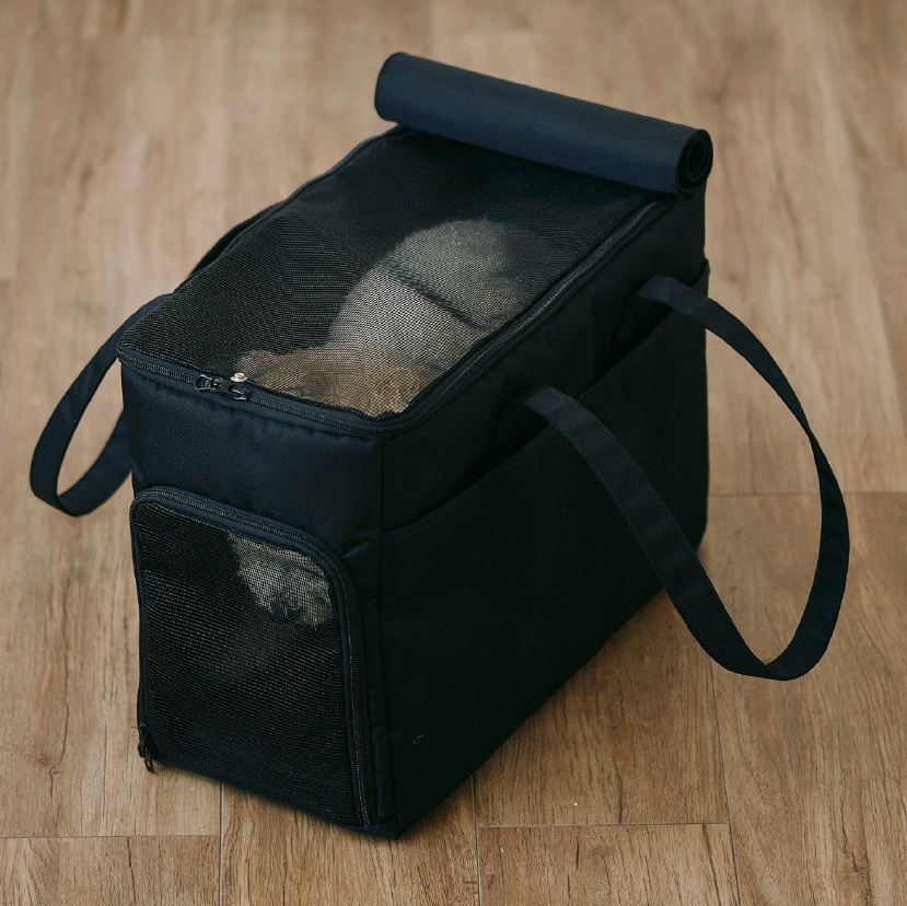 天面・側面2か所の出入口　上面はメッシュフタと目隠し布フタの二重構造で、通気性と安心感を両立。側面には大きく開くファスナーを採用し、出入りやお手入れがしやすい設計です。