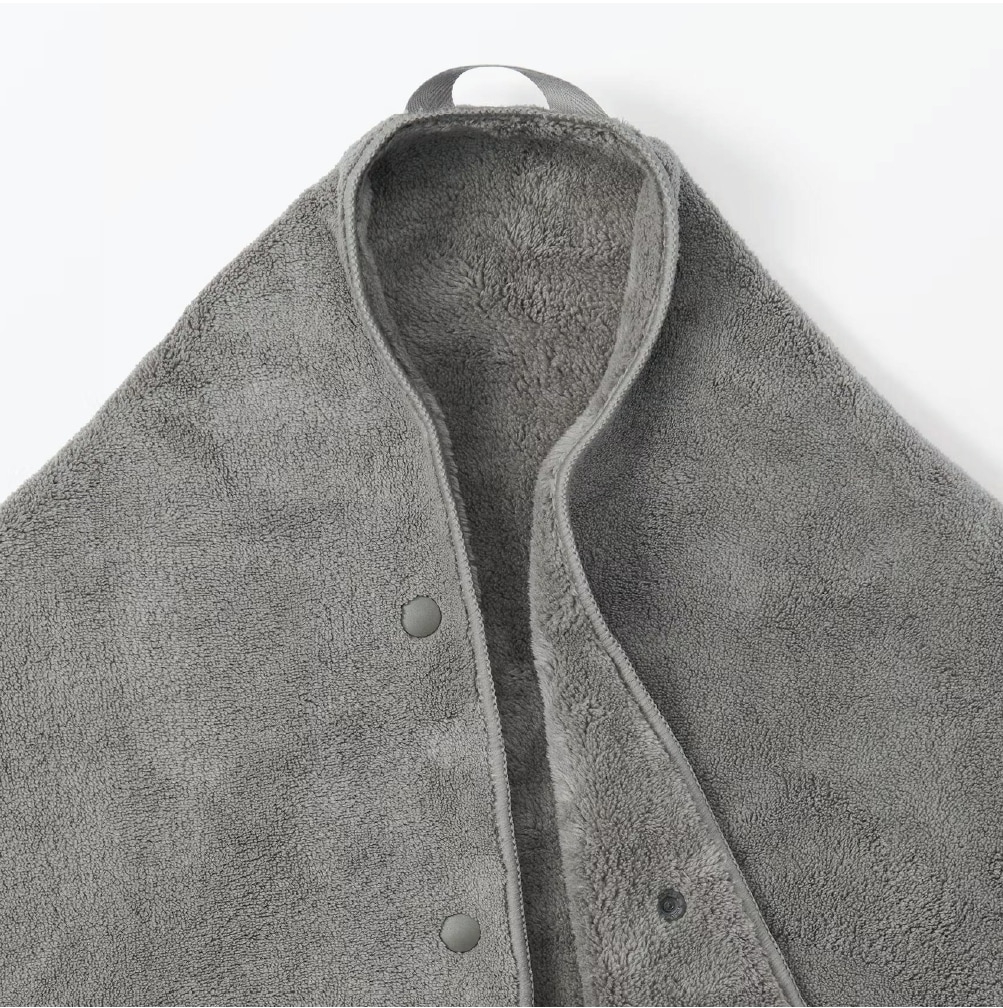 首もとにワンタッチ固定