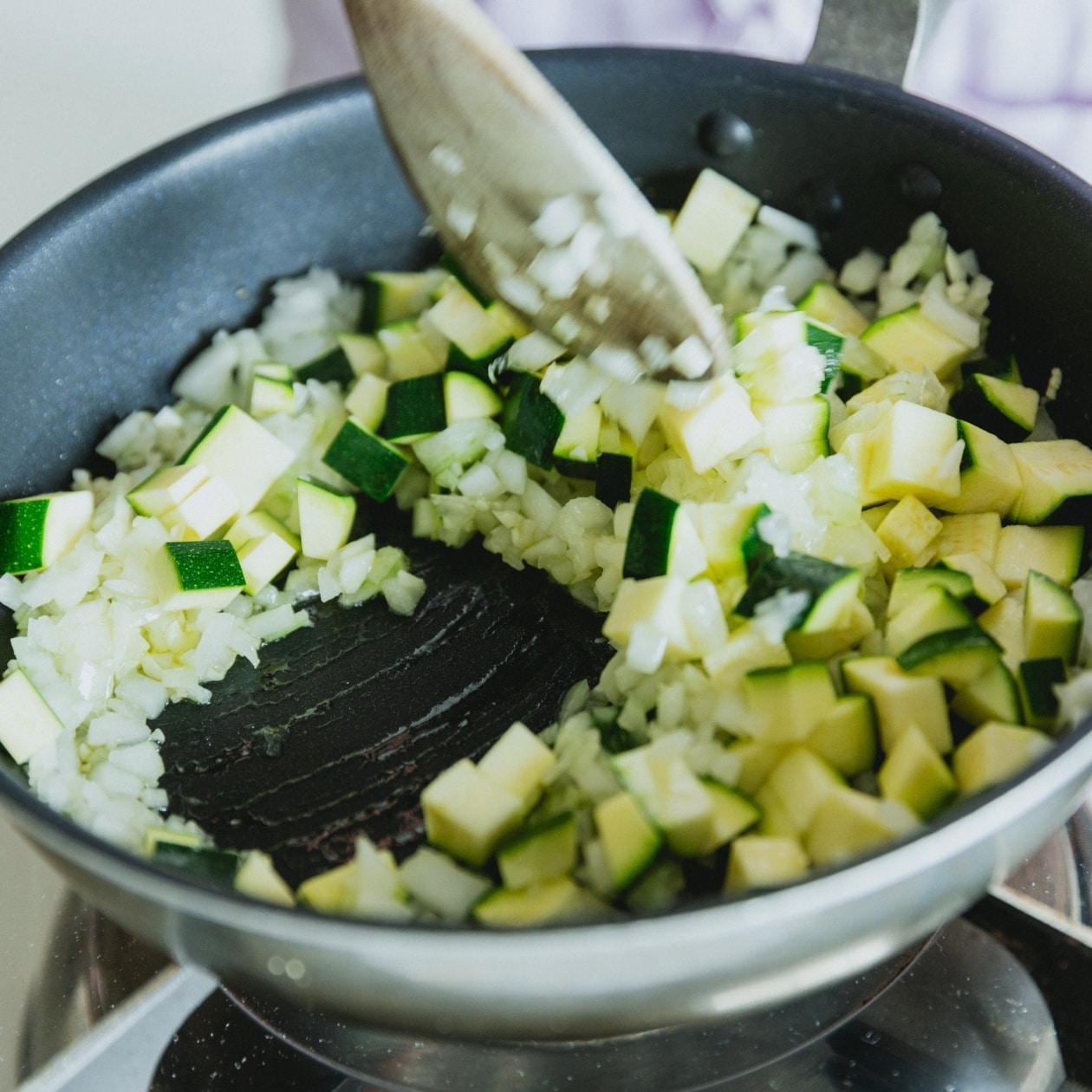 旨みがじんわりしみる。夏野菜のラグーソースで食べる「リガトーニ」｜長谷川あかりさんの「はじめての食材、はじめてのレシピ」_37skTi