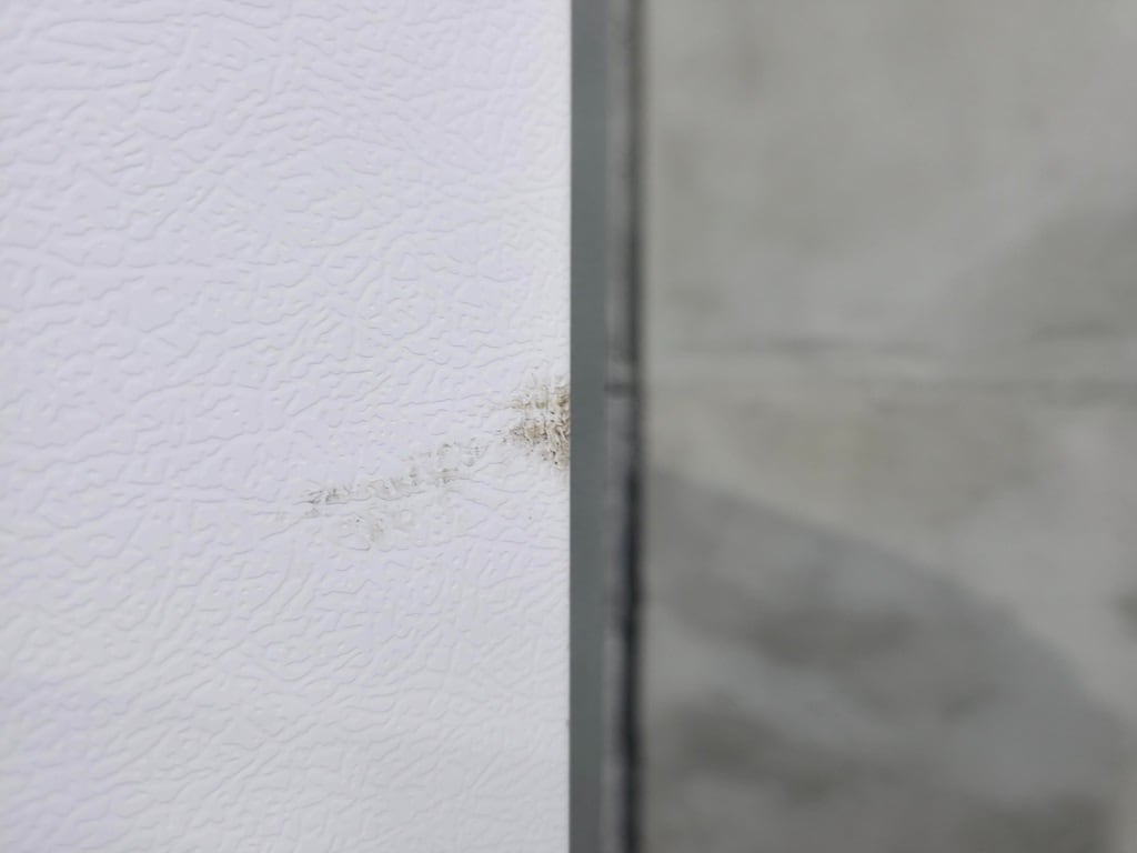 冷蔵庫側面についたすり汚れの写真