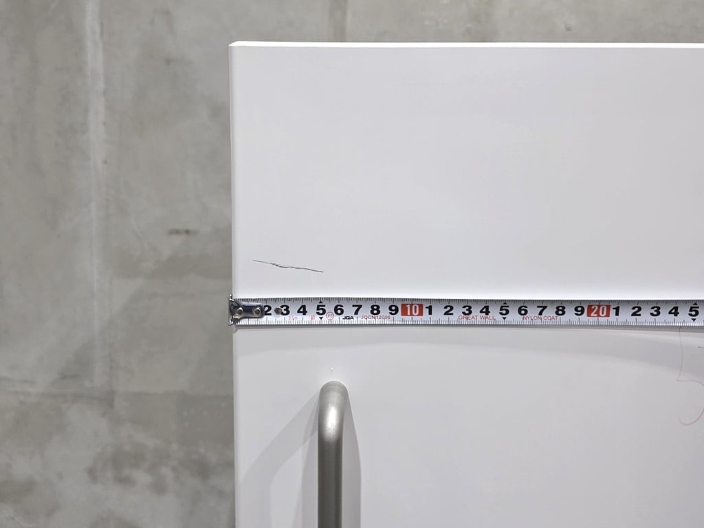 冷蔵庫側面についた2cm程のすり傷の写真