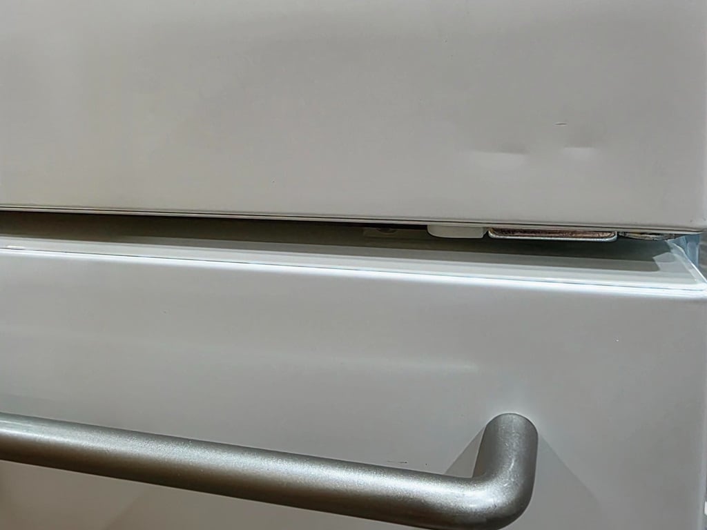 冷蔵庫正面についた打痕の写真