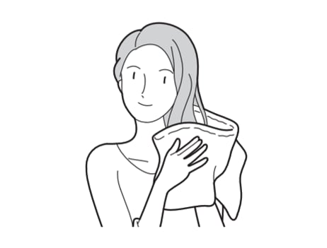 乾いたタオルでやさしく押し当てるように水分を拭き取る