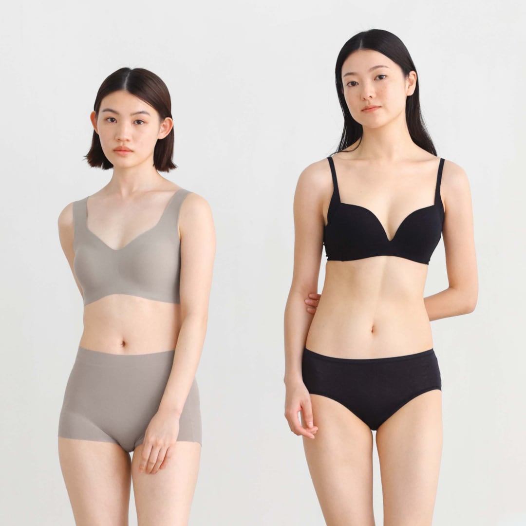 ブラジャーとショーツを着用した女性