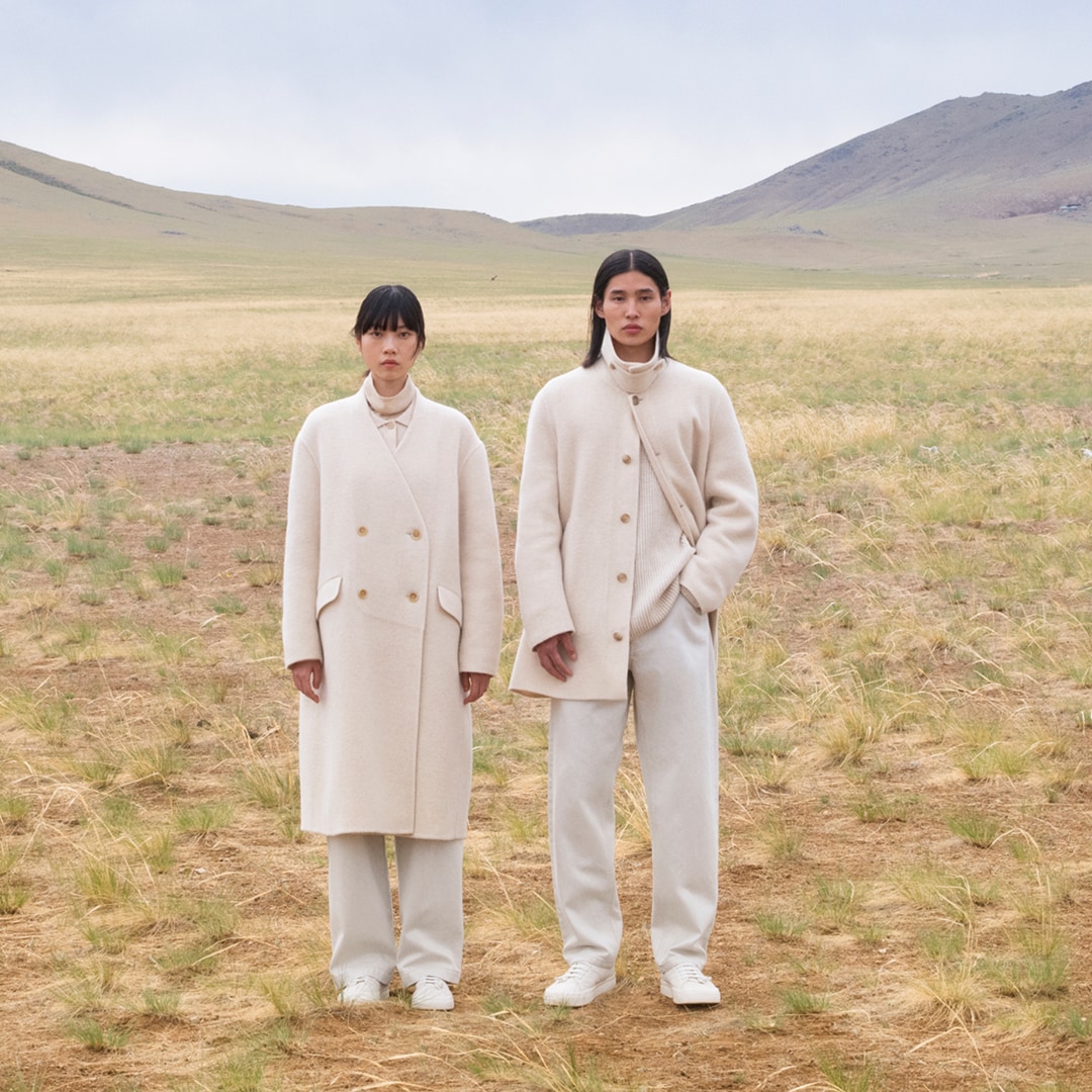 ムジラボの洋服を着用した男女