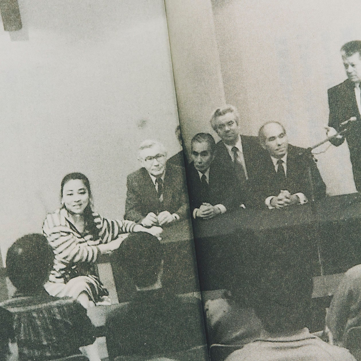 「世界を股にかけて活躍した、こんなかっこいい女性がいたことを知ってほしい」ブレイディみかこが読む、米原万里。 | MUJI BOOKS 文庫本「人と物」シリーズ_1S8UOD