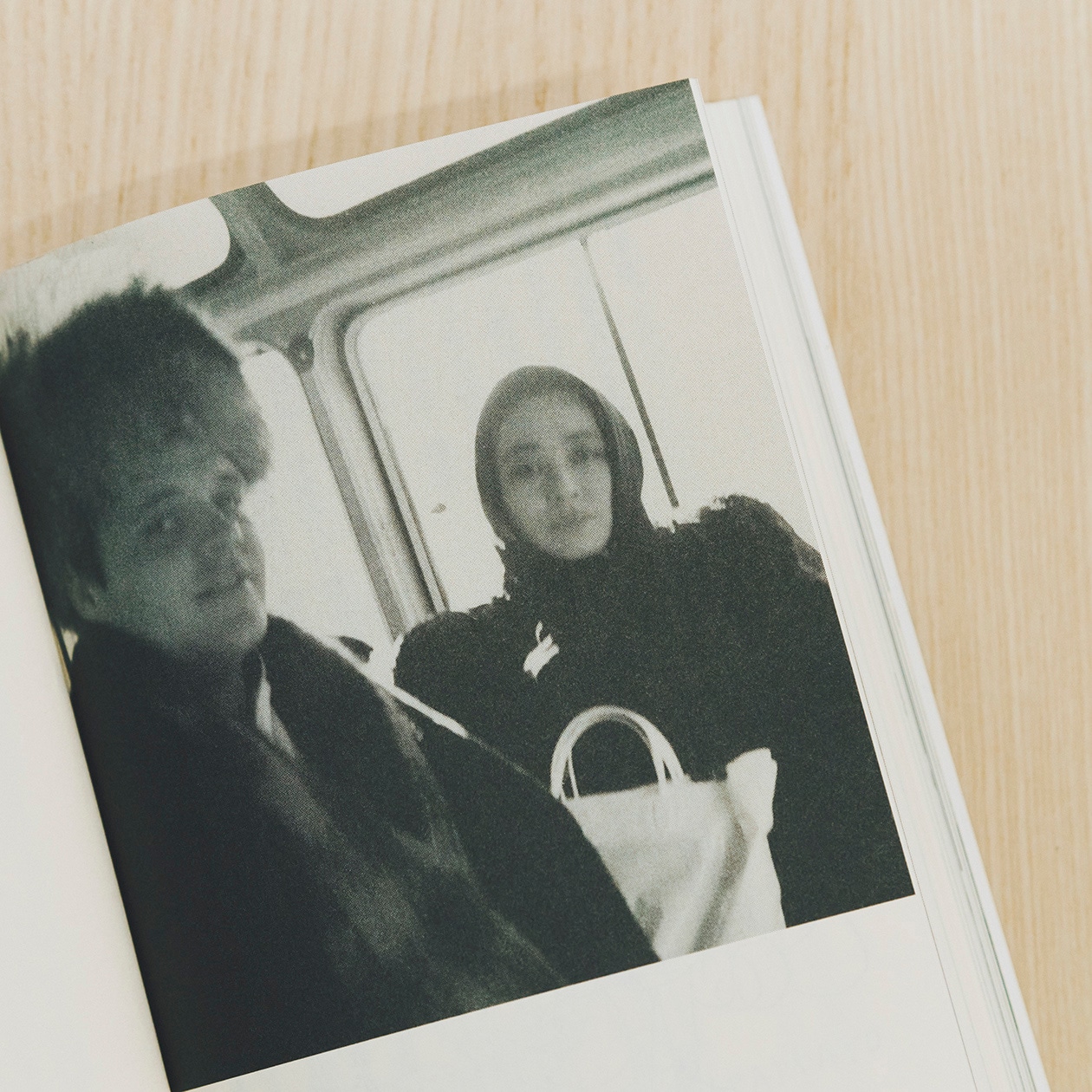 「世界を股にかけて活躍した、こんなかっこいい女性がいたことを知ってほしい」ブレイディみかこが読む、米原万里。 | MUJI BOOKS 文庫本「人と物」シリーズ_3HoQ1Z