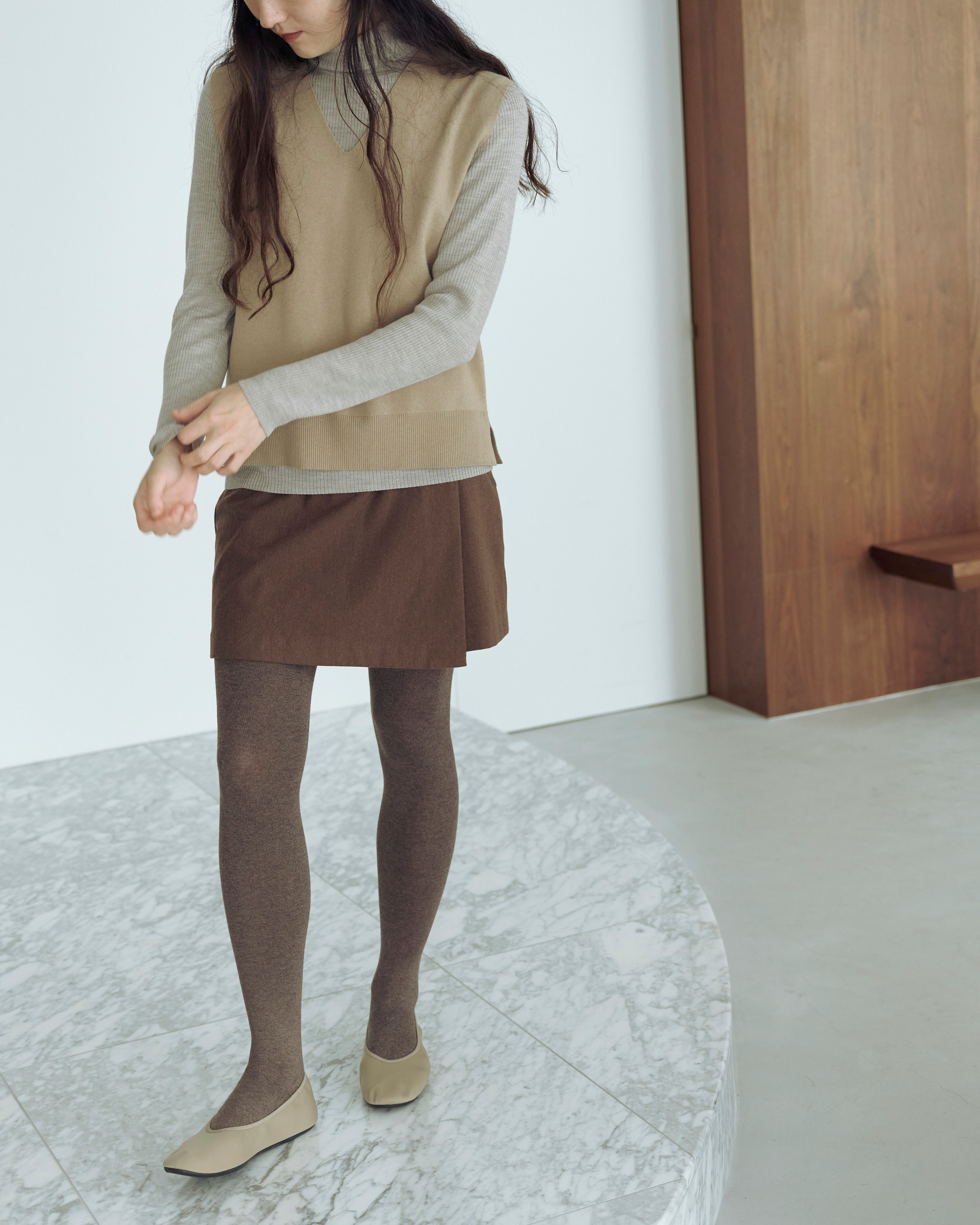 Day1 ミニ丈をシックに楽しむ重ね着スタイル | 装いを、もっと自由に。秋の一週間コーディネート_iIN9I4