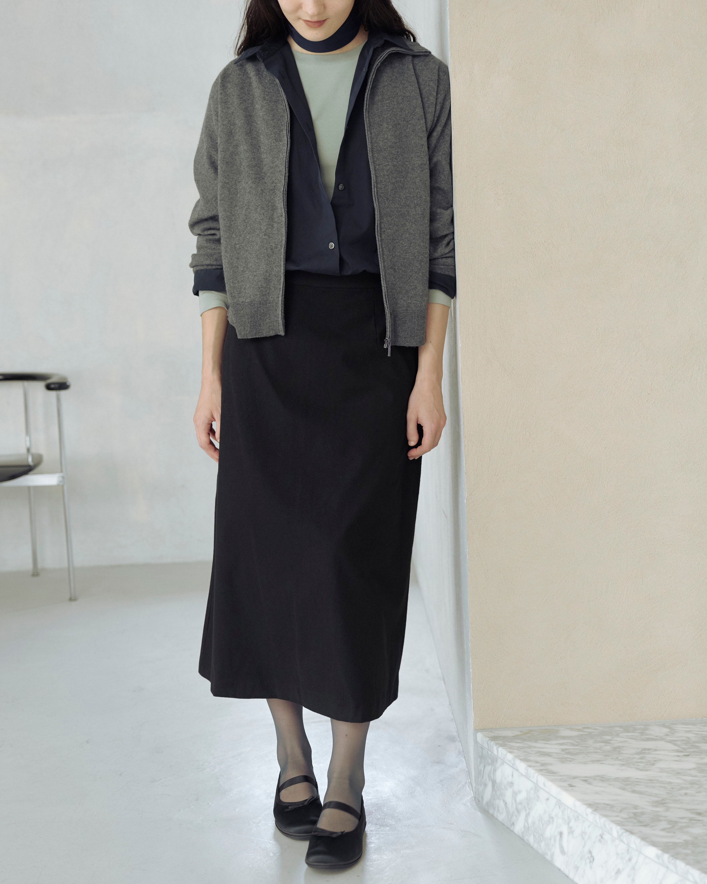 Day2 深みを生む、モノトーンルック | 装いを、もっと自由に。秋の一週間コーディネート_Vdko0z