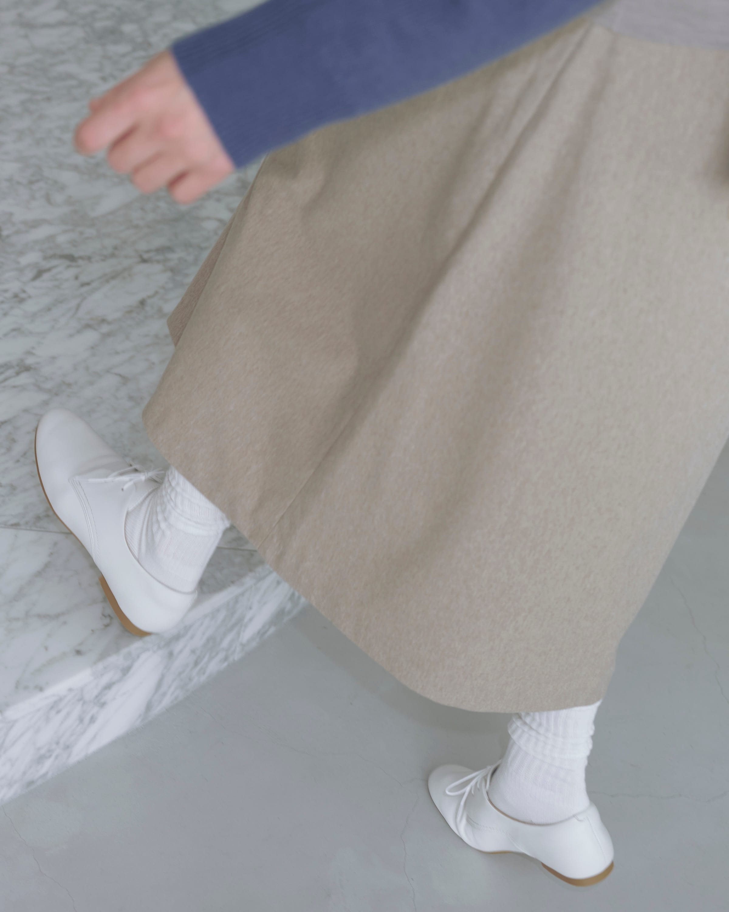 Day5 淡色ベースに、ブルーをひとさじ | 装いを、もっと自由に。秋の一週間コーディネート_h7Tfz0