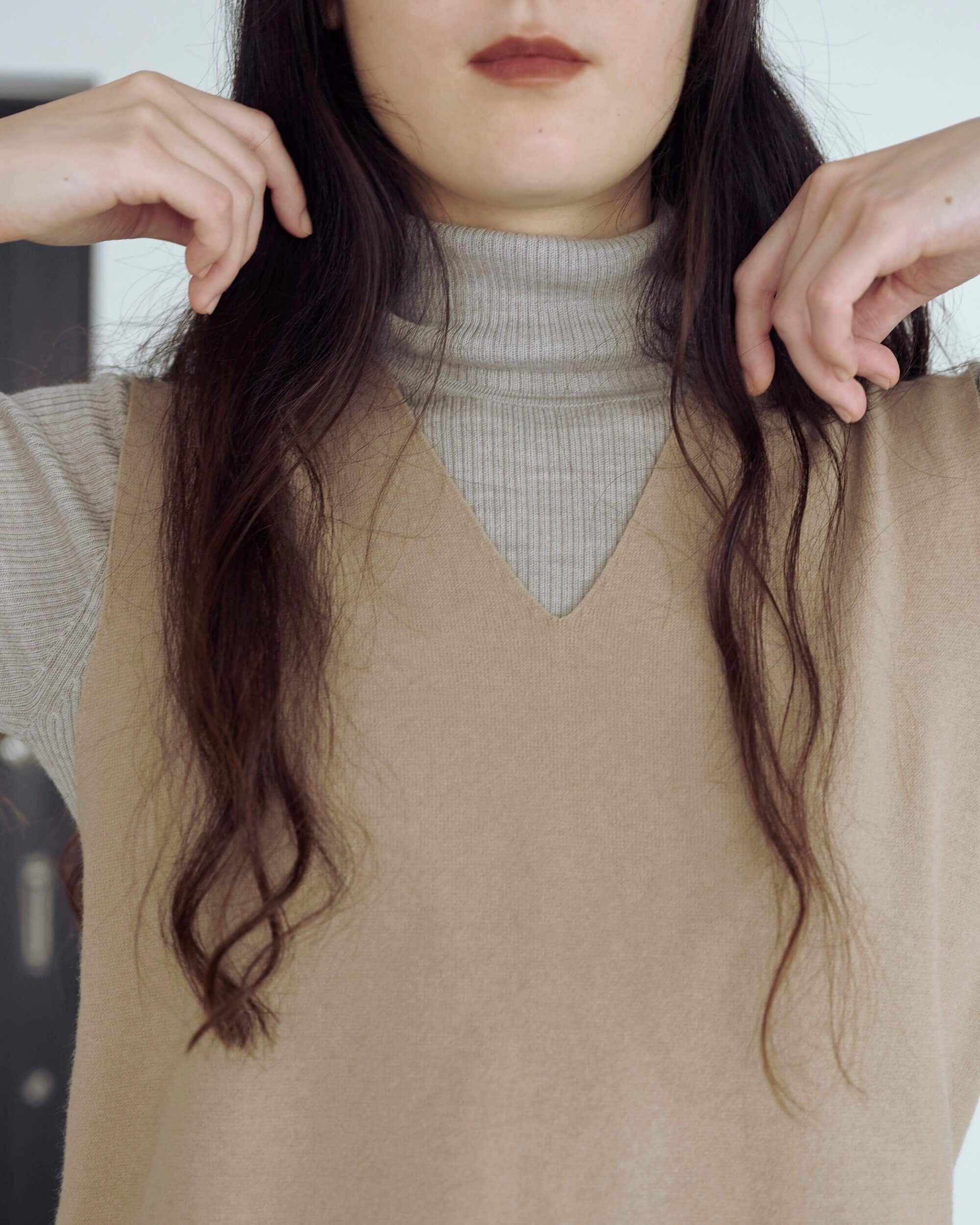 Day1 ミニ丈をシックに楽しむ重ね着スタイル | 装いを、もっと自由に。秋の一週間コーディネート_Ud9I1k