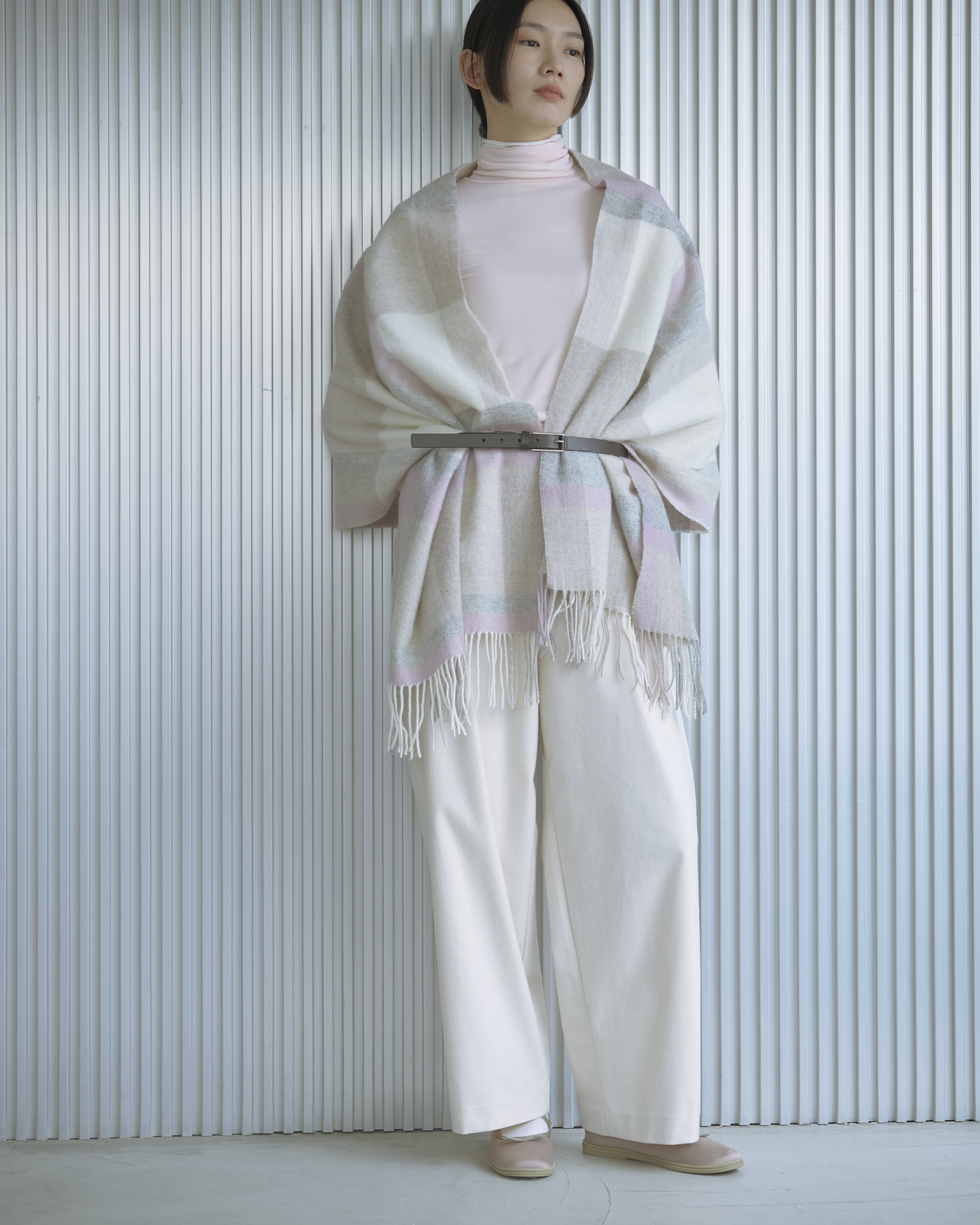 Day6 ストールを羽織りに、やわらかなトーンを引き寄せて ｜ 装いを、もっと自由に。冬の一週間コーディネート_KGWG1Z