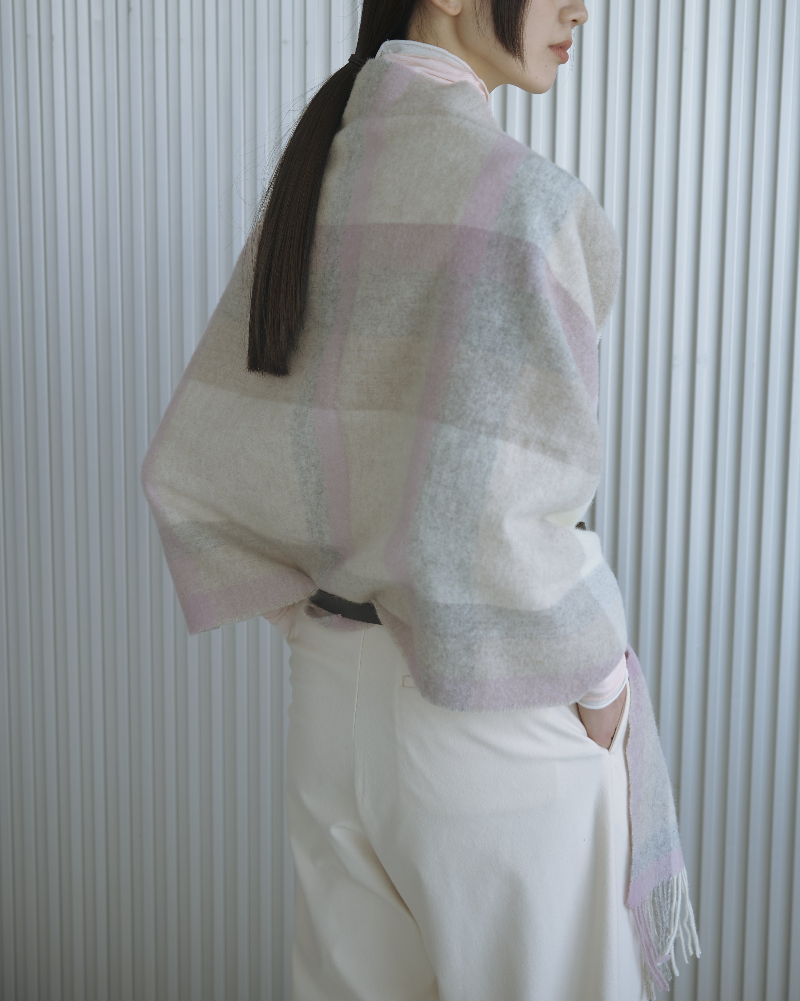 Day6 ストールを羽織りに、やわらかなトーンを引き寄せて ｜ 装いを、もっと自由に。冬の一週間コーディネート_5j4c1c