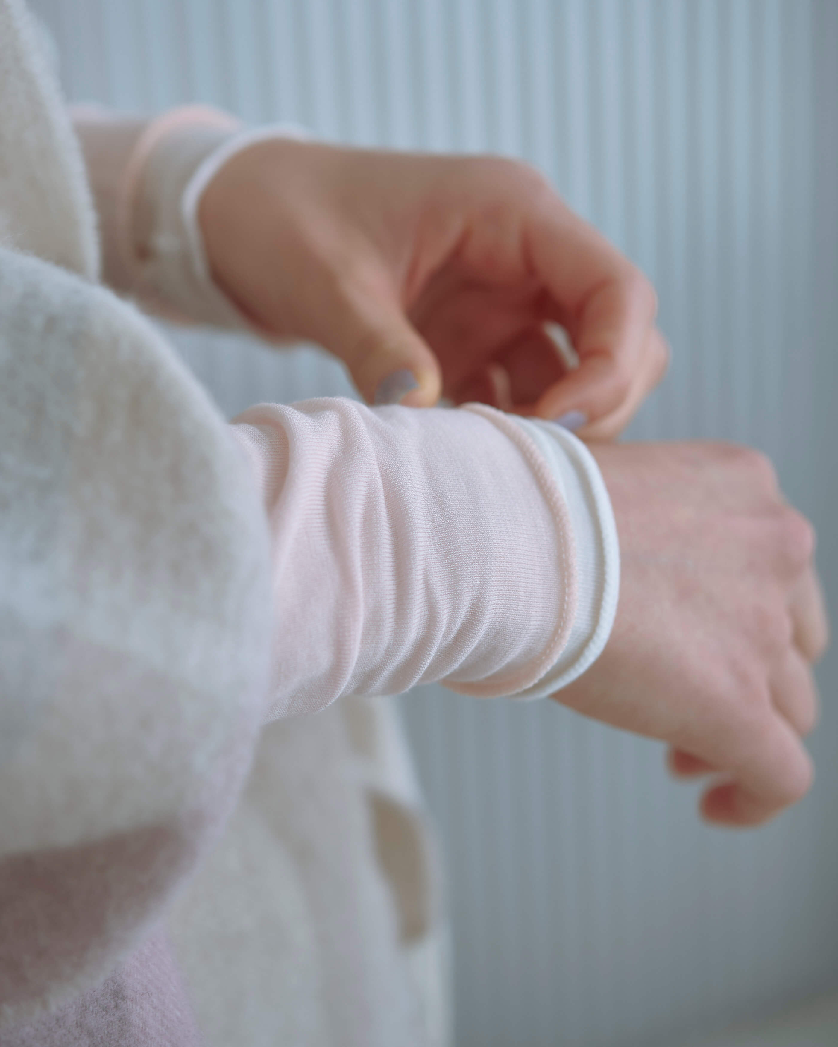 Day6 ストールを羽織りに、やわらかなトーンを引き寄せて ｜ 装いを、もっと自由に。冬の一週間コーディネート_1xhZZE