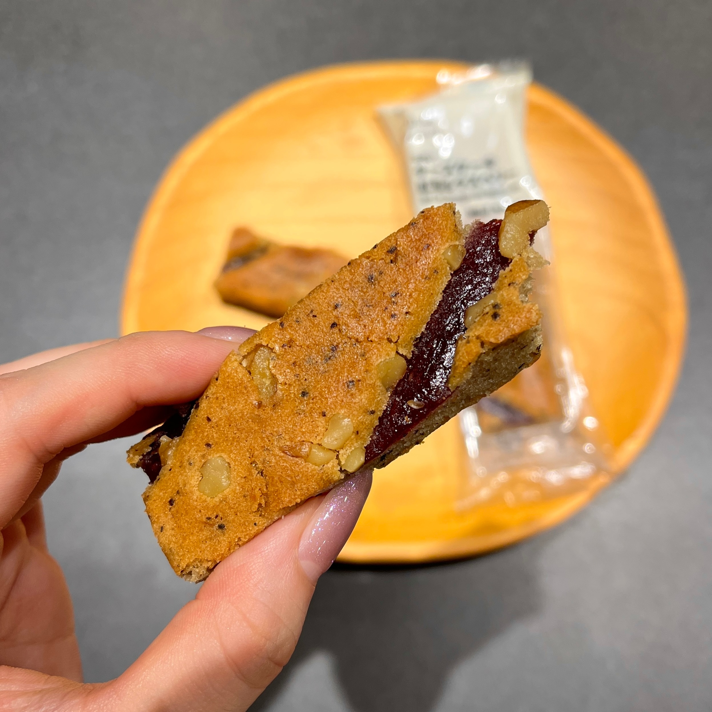 新商品 ｜ 片手で簡単。不揃いシリーズに、フィナンシェケーキが仲間入り_R6U8DF