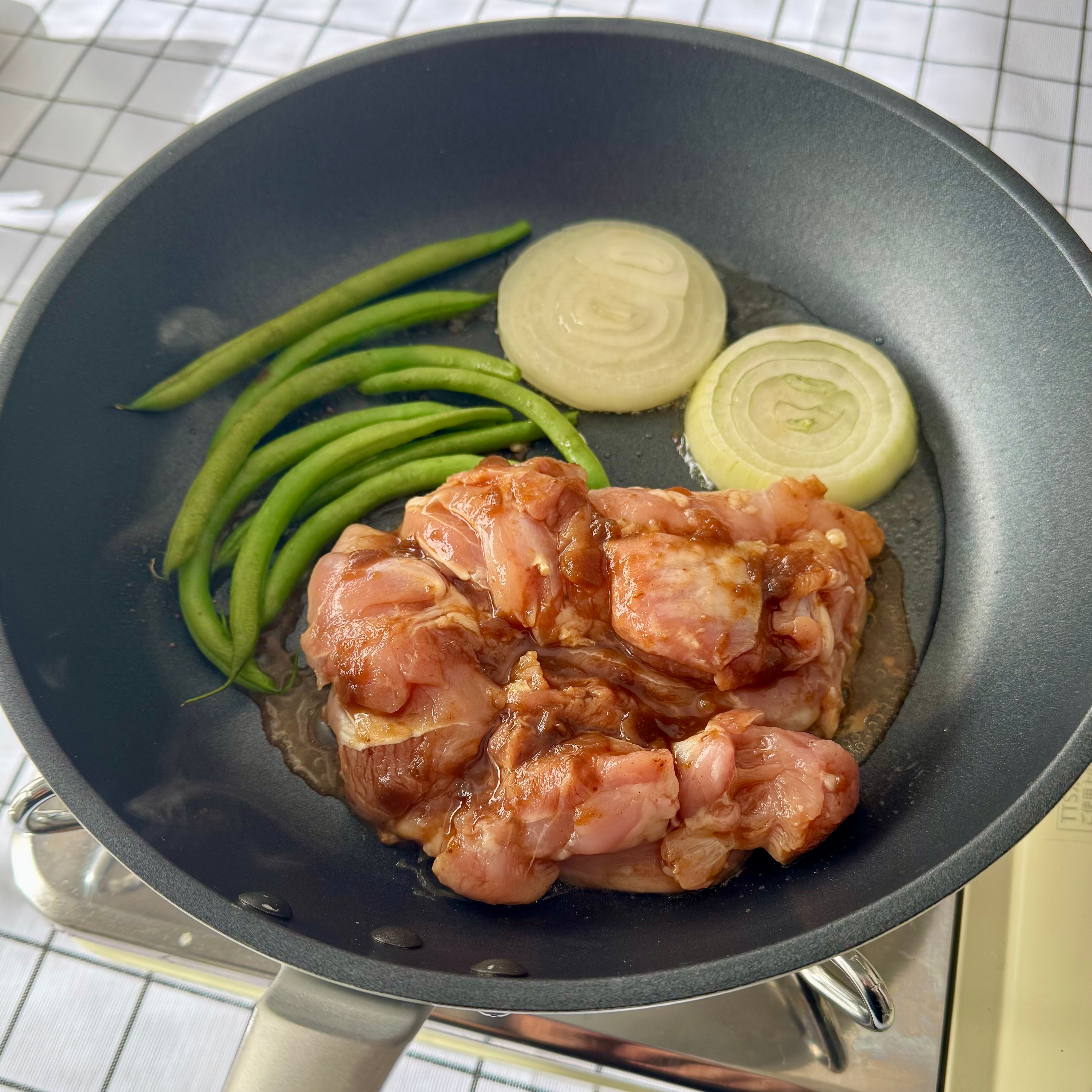 「シャリアピンステーキの素」でつくるチキンステーキとオーブン焼き_Fj67Y8