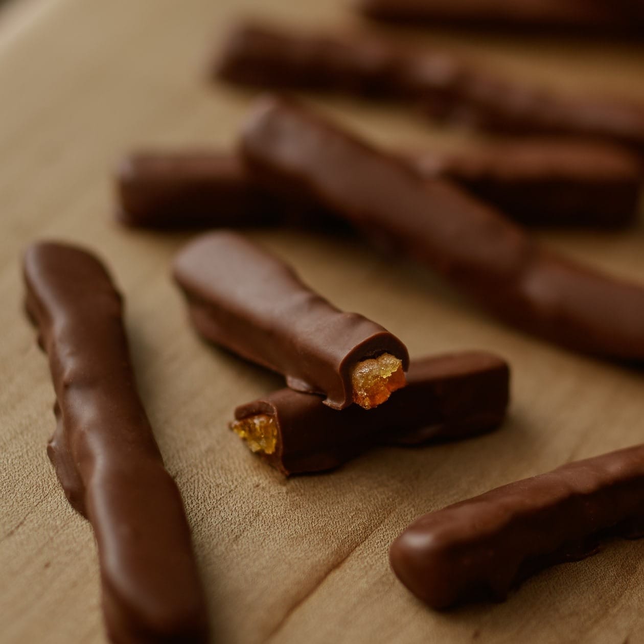 「カカオトリュフ」と「フルーツ入りチョコレート」の人気者、並べてみました。 | どっちのランキング_BT08PU