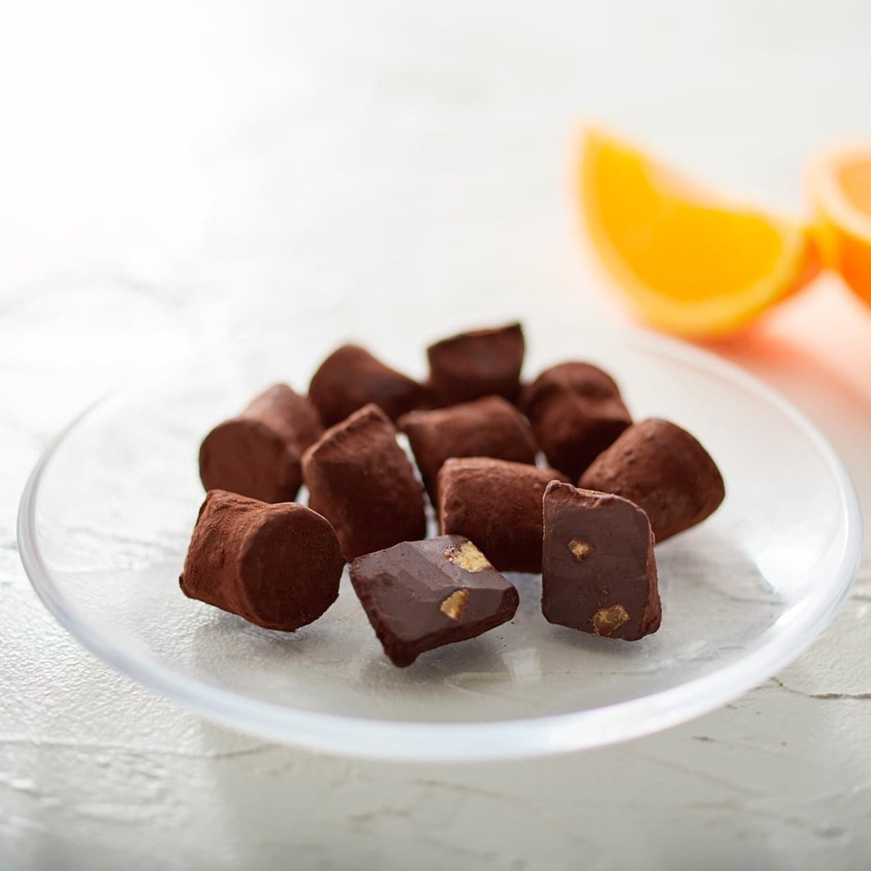 「カカオトリュフ」と「フルーツ入りチョコレート」の人気者、並べてみました。 | どっちのランキング_1q36Jn