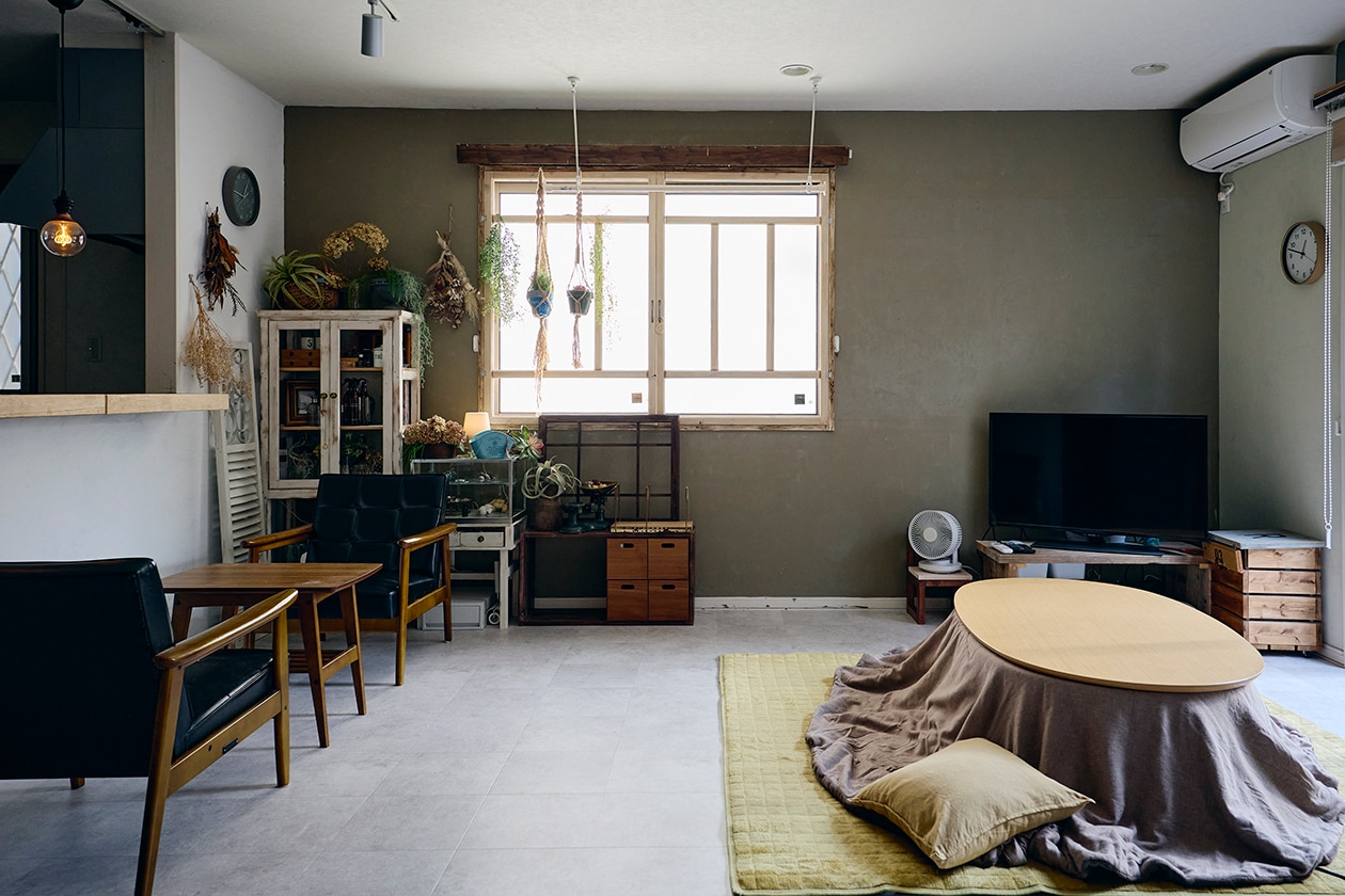DIYを重ね、大胆につくり替えられてきた部屋 ｜ こたつにもなる ローテーブル、スチール ユニットシェルフ_5K7vRZ