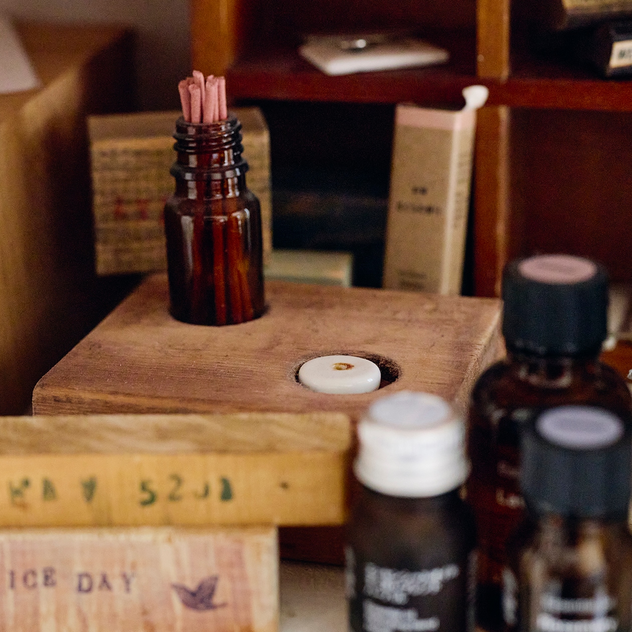 DIYを重ね、大胆につくり替えられてきた部屋 ｜ こたつにもなる ローテーブル、スチール ユニットシェルフ_M3IkE2