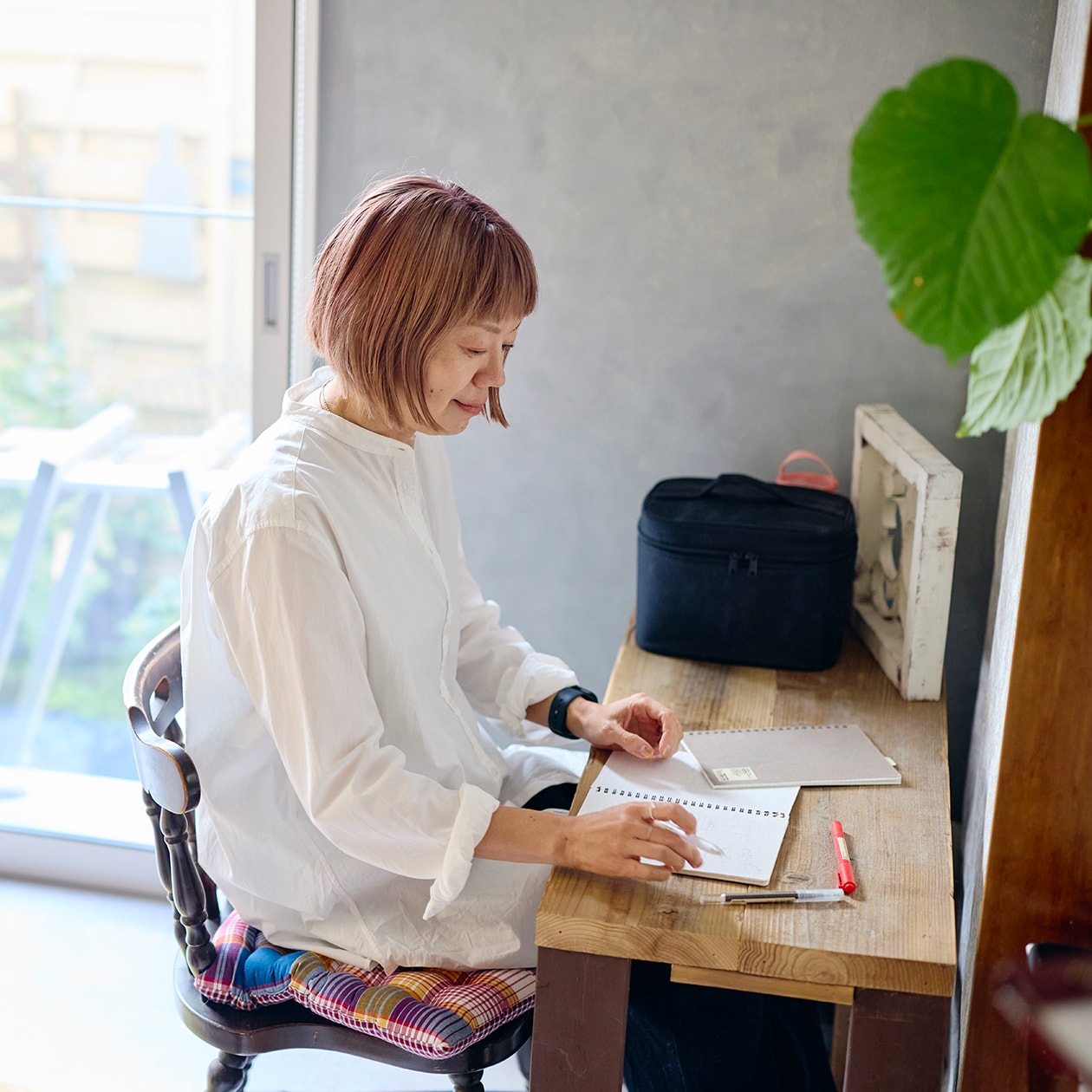 DIYを重ね、大胆につくり替えられてきた部屋 ｜ こたつにもなる ローテーブル、スチール ユニットシェルフ_Yl8kq3