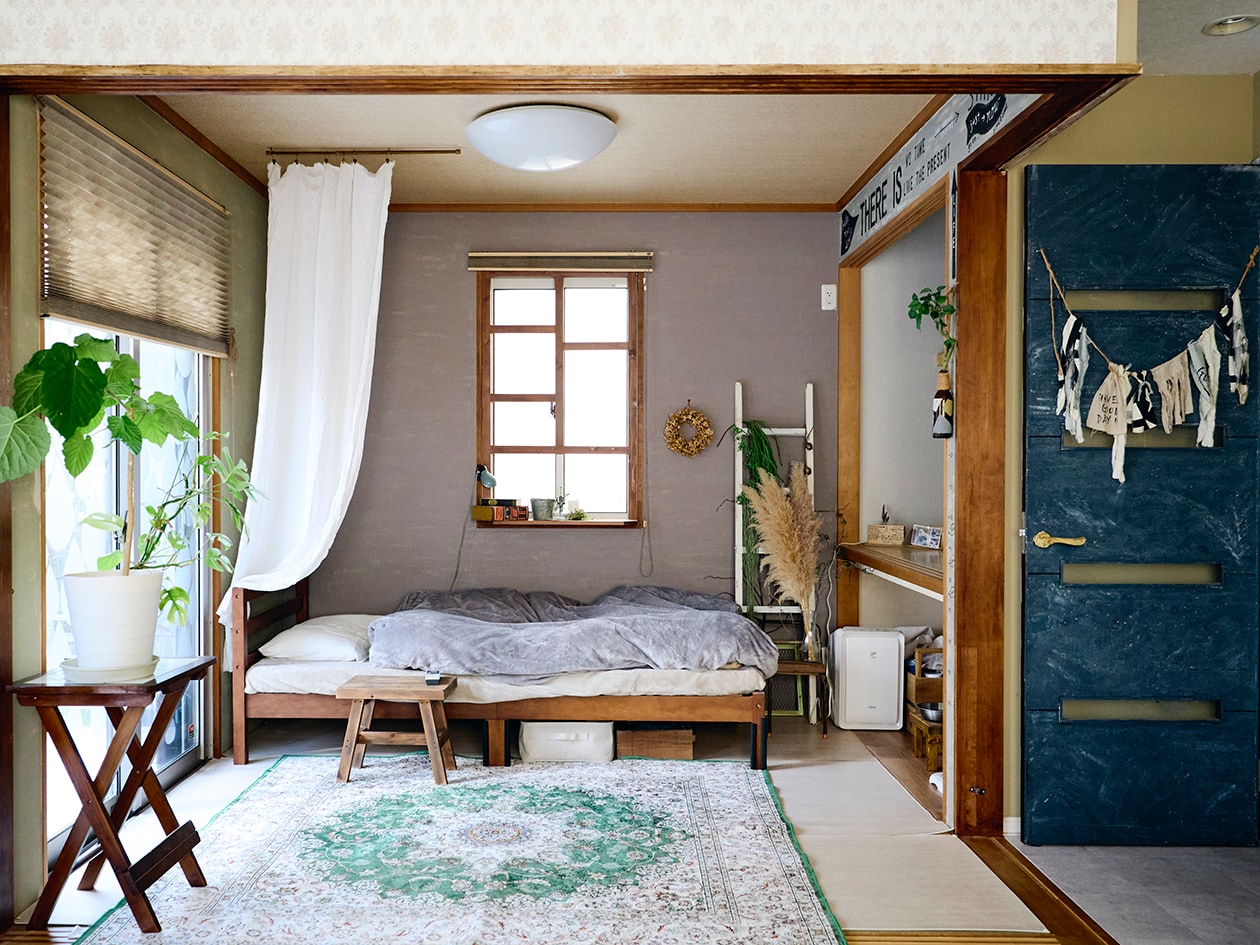 DIYを重ね、大胆につくり替えられてきた部屋 ｜ こたつにもなる ローテーブル、スチール ユニットシェルフ_gGD527