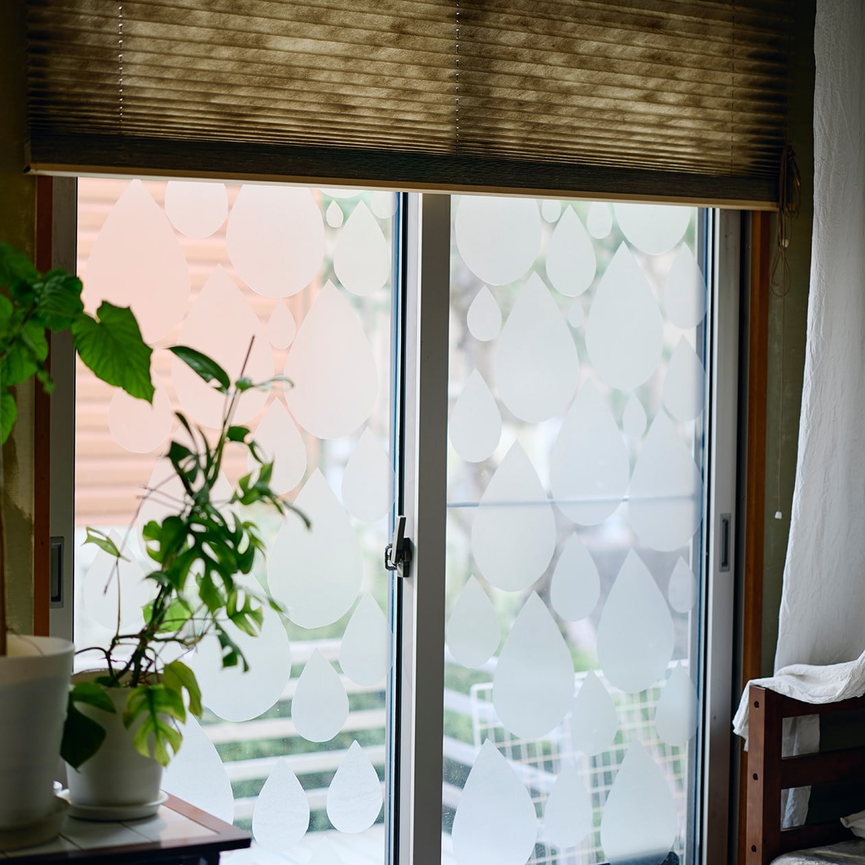 DIYを重ね、大胆につくり替えられてきた部屋 ｜ こたつにもなる ローテーブル、スチール ユニットシェルフ_26NxbZ