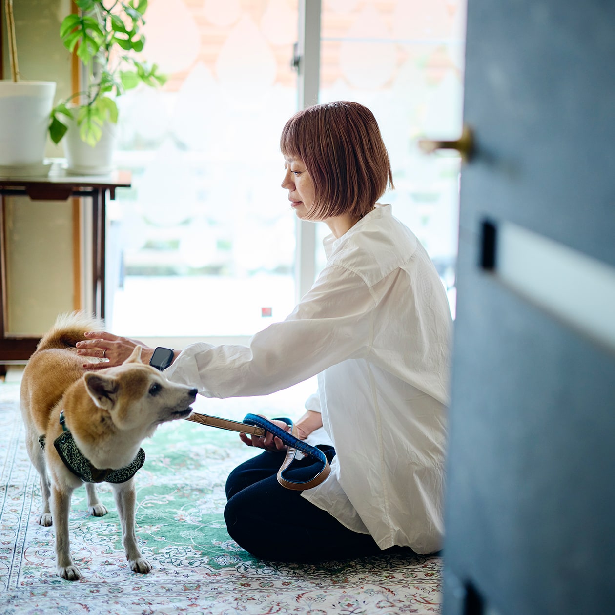 DIYを重ね、大胆につくり替えられてきた部屋 ｜ こたつにもなる ローテーブル、スチール ユニットシェルフ_rlx5we