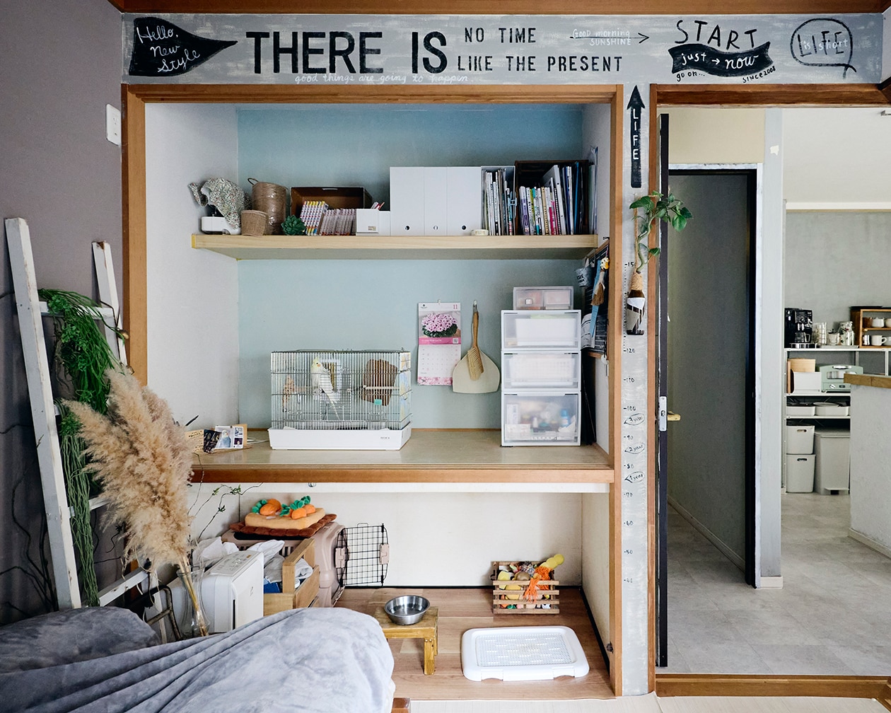 DIYを重ね、大胆につくり替えられてきた部屋 ｜ こたつにもなる ローテーブル、スチール ユニットシェルフ_e3jYrg