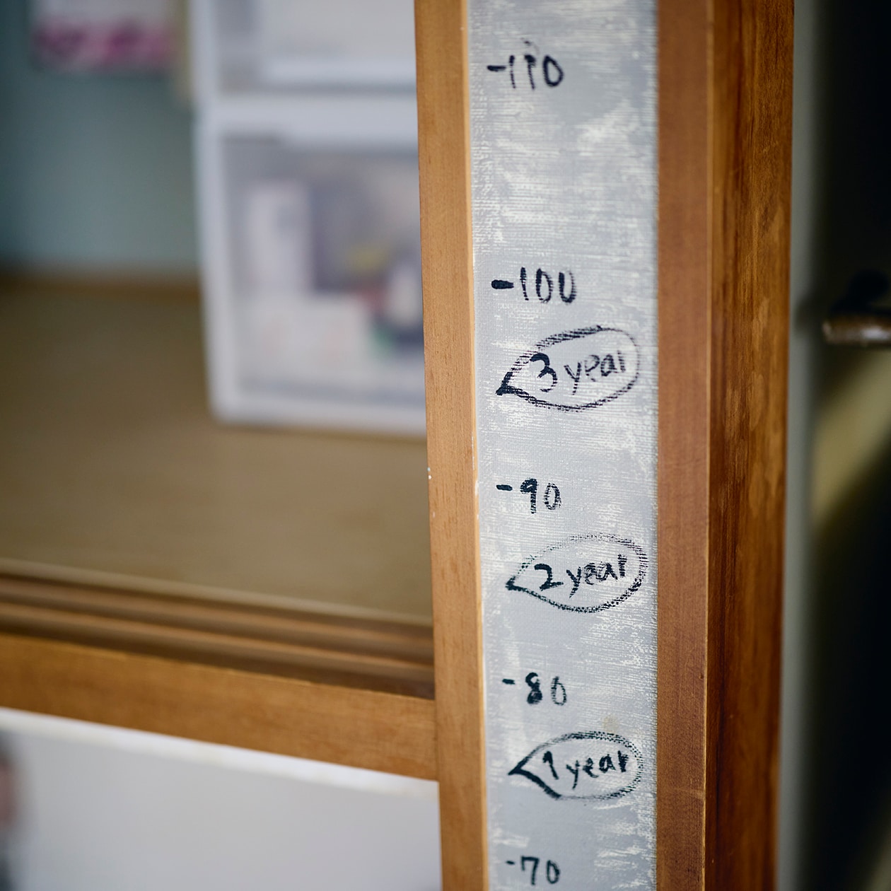 DIYを重ね、大胆につくり替えられてきた部屋 ｜ こたつにもなる ローテーブル、スチール ユニットシェルフ_Vr3fPo