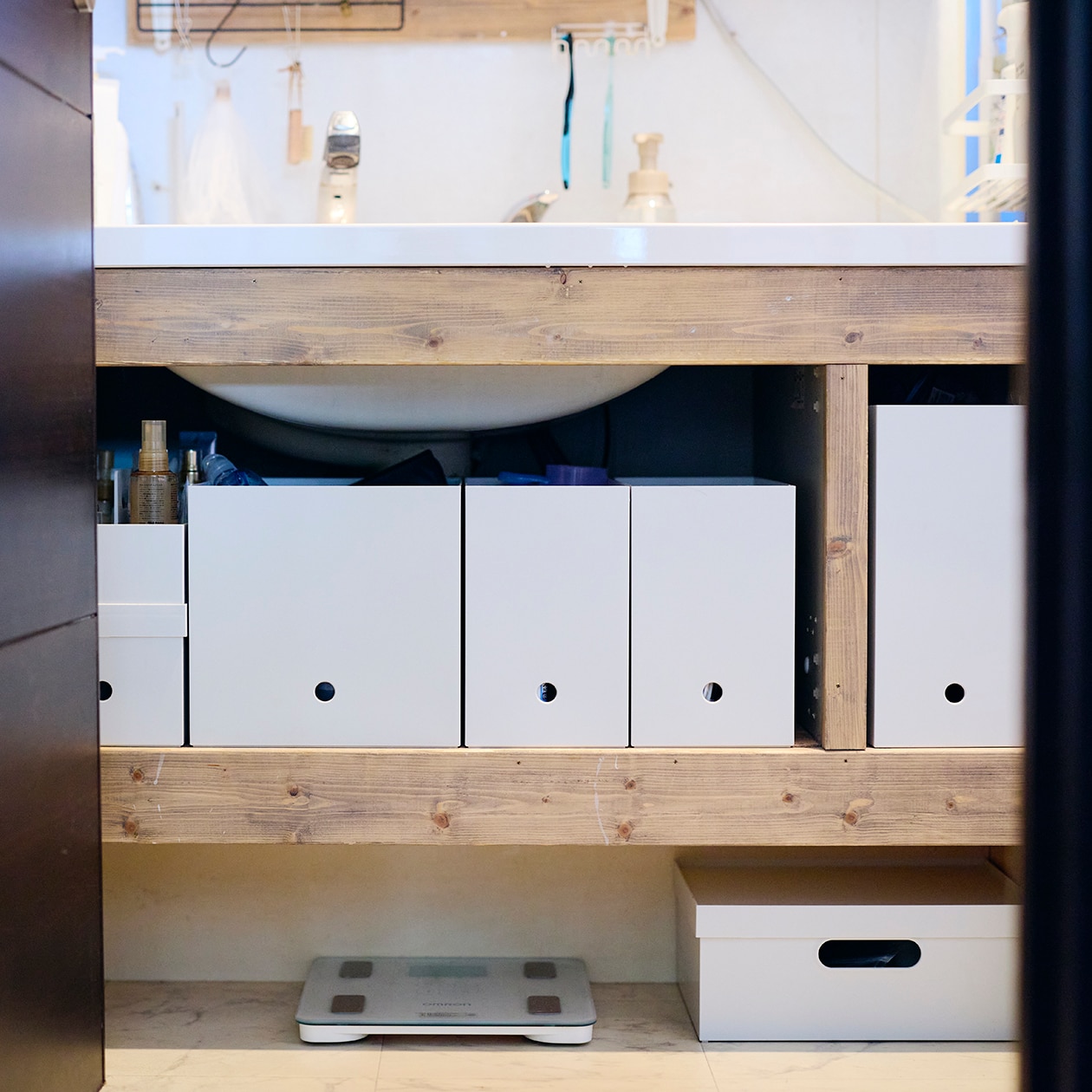 DIYを重ね、大胆につくり替えられてきた部屋 ｜ こたつにもなる ローテーブル、スチール ユニットシェルフ_4eL6Rv