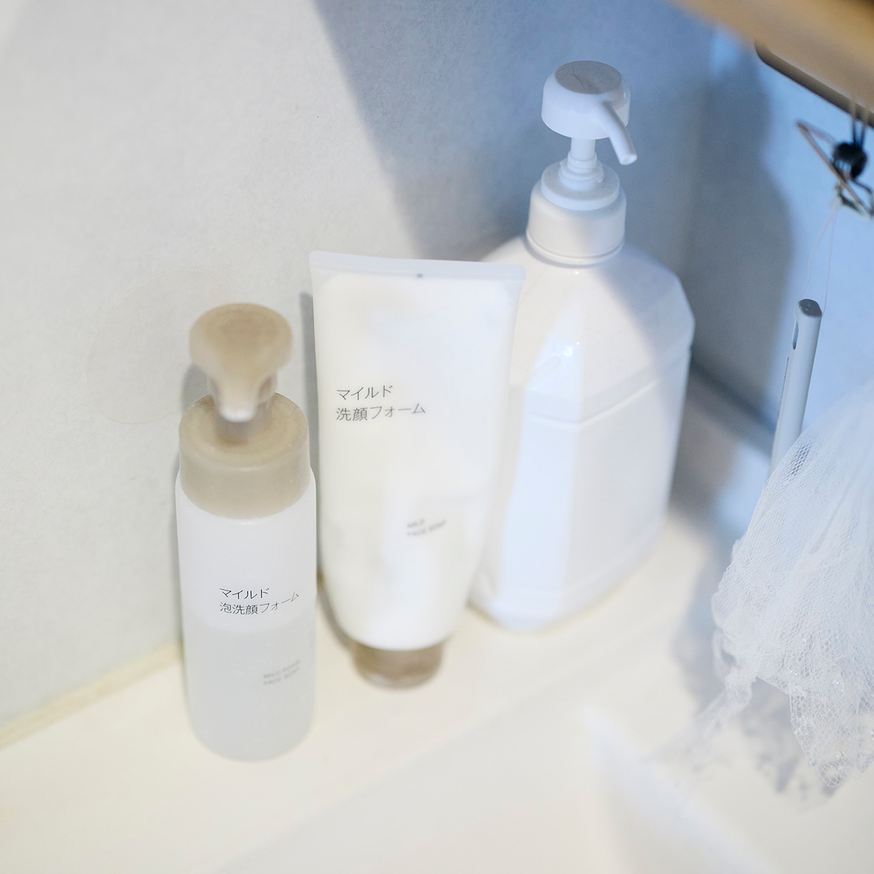 DIYを重ね、大胆につくり替えられてきた部屋 ｜ こたつにもなる ローテーブル、スチール ユニットシェルフ_32WLQp