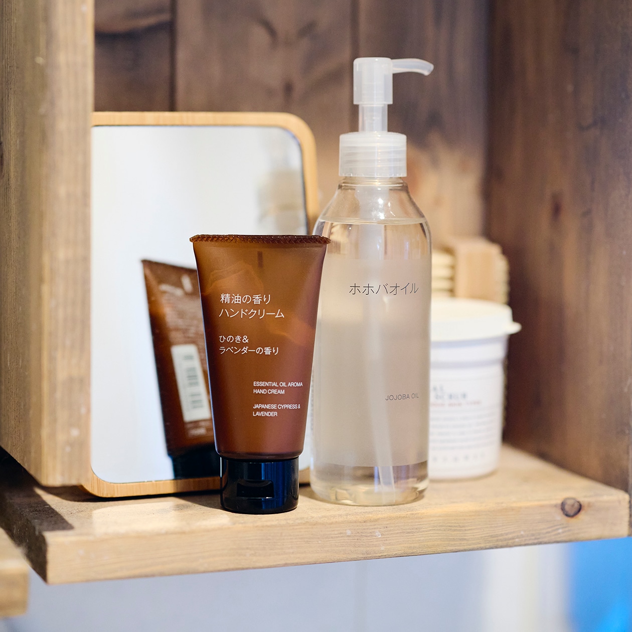 DIYを重ね、大胆につくり替えられてきた部屋 ｜ こたつにもなる ローテーブル、スチール ユニットシェルフ_vrj95M