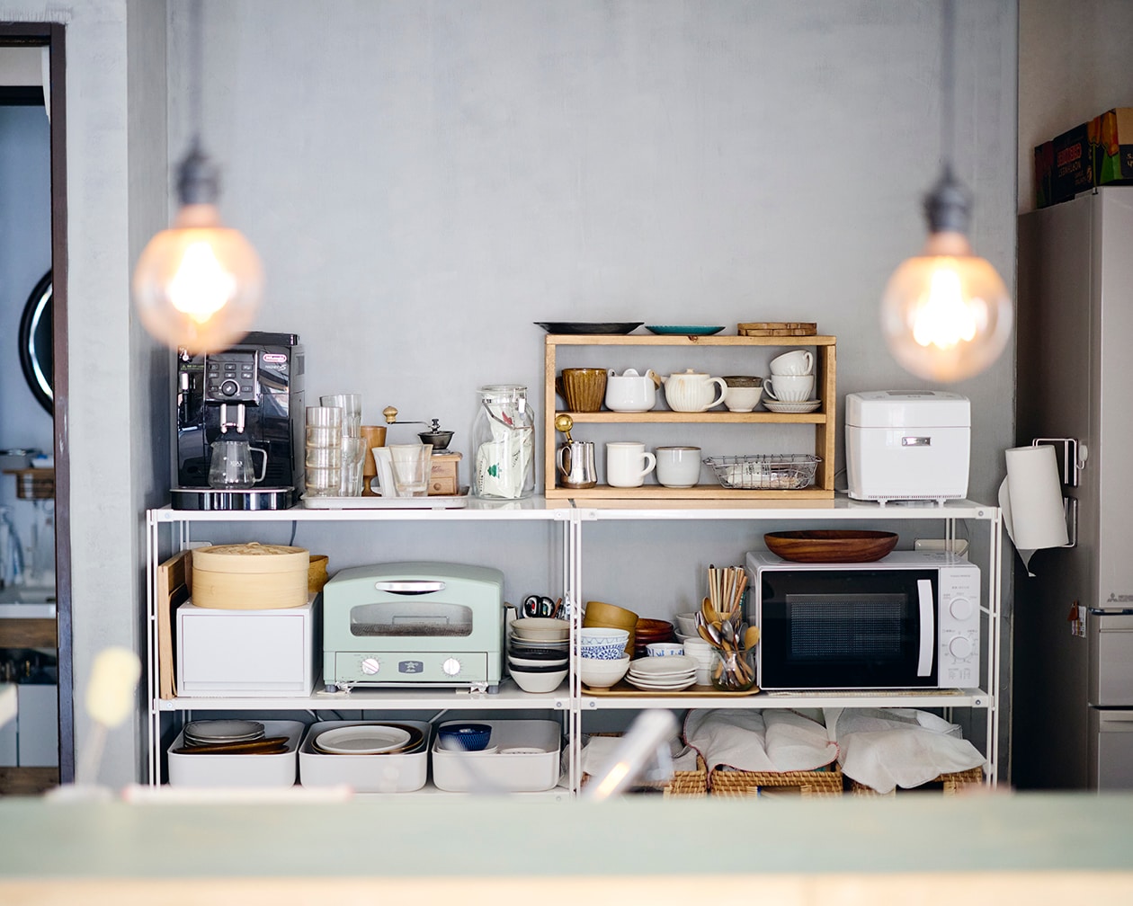 DIYを重ね、大胆につくり替えられてきた部屋 ｜ こたつにもなる ローテーブル、スチール ユニットシェルフ_j4oz0i