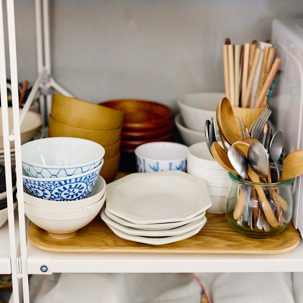 DIYを重ね、大胆につくり替えられてきた部屋 ｜ こたつにもなる ローテーブル、スチール ユニットシェルフ_6v6uos