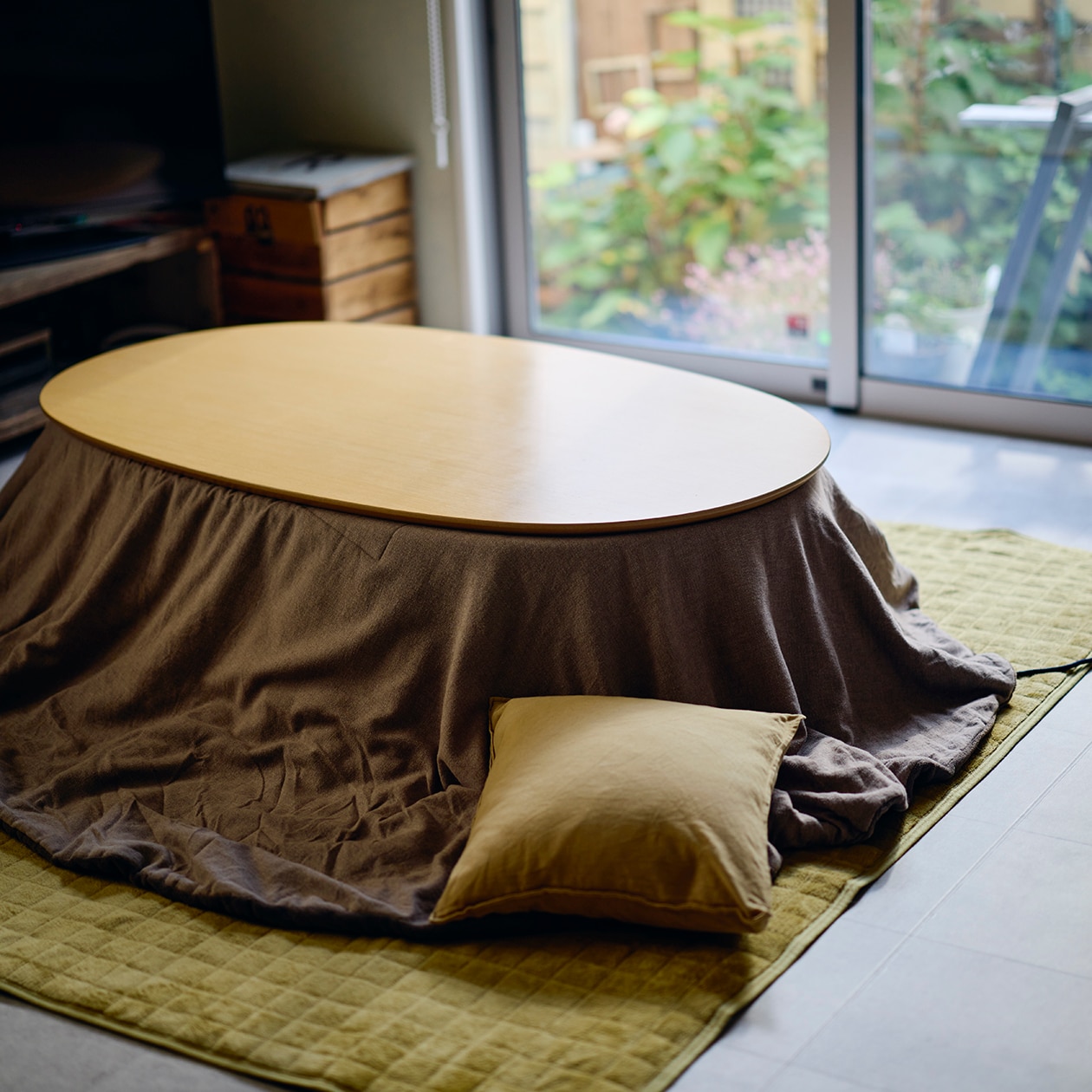 DIYを重ね、大胆につくり替えられてきた部屋 ｜ こたつにもなる ローテーブル、スチール ユニットシェルフ_PvLS2J