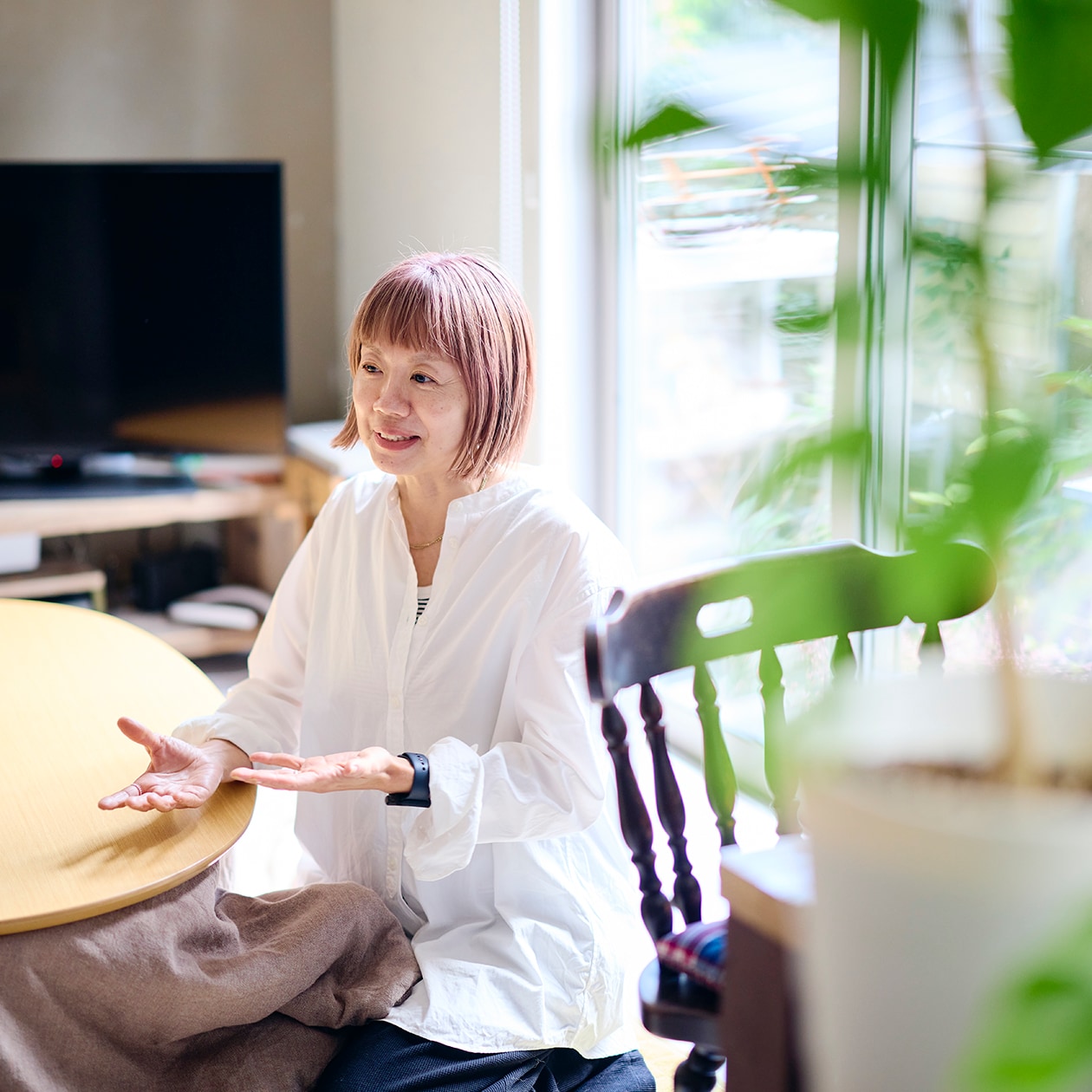 DIYを重ね、大胆につくり替えられてきた部屋 ｜ こたつにもなる ローテーブル、スチール ユニットシェルフ_e4B5ay